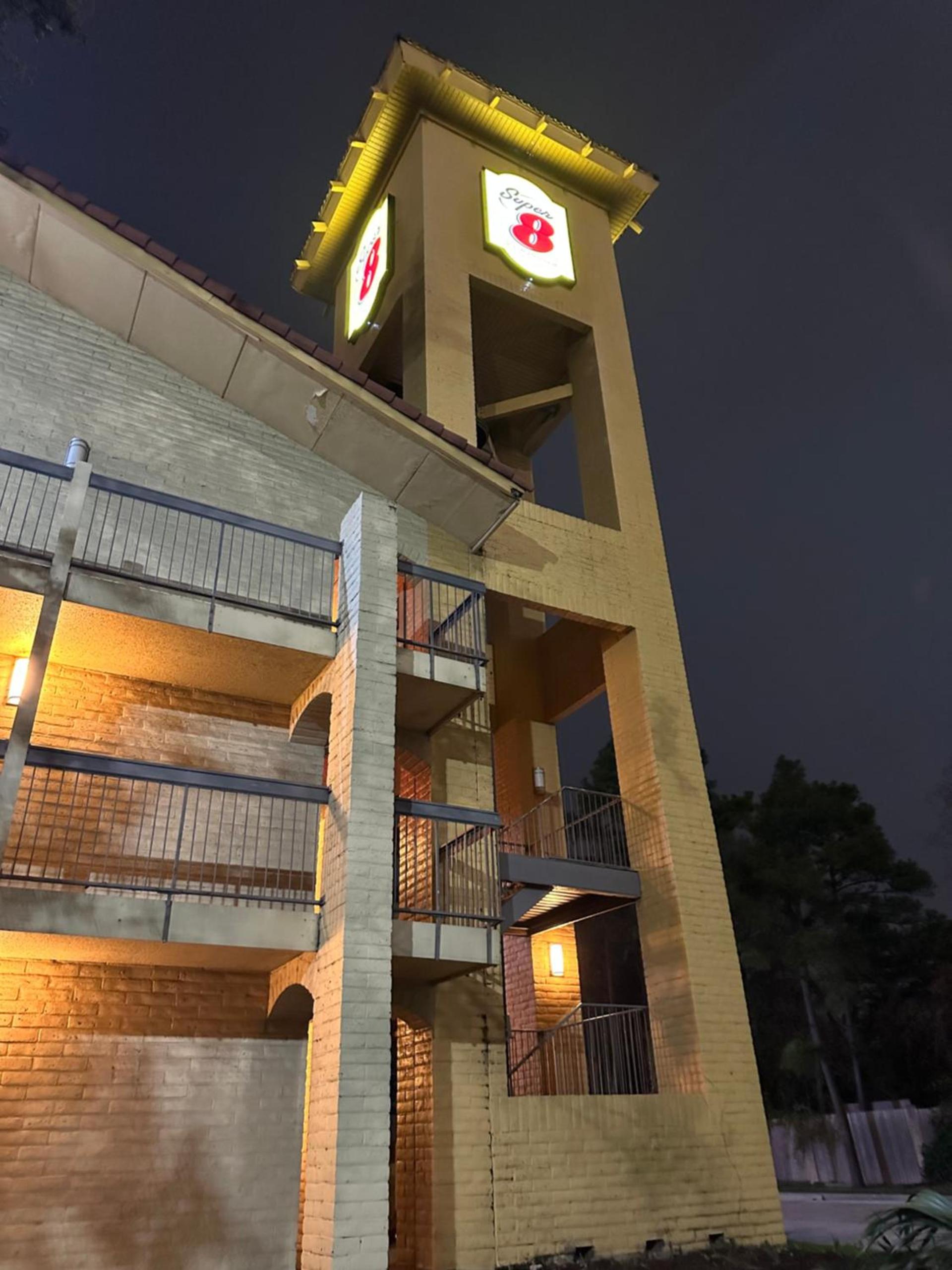 Super 8 by Wyndham The Woodlands North photo 23