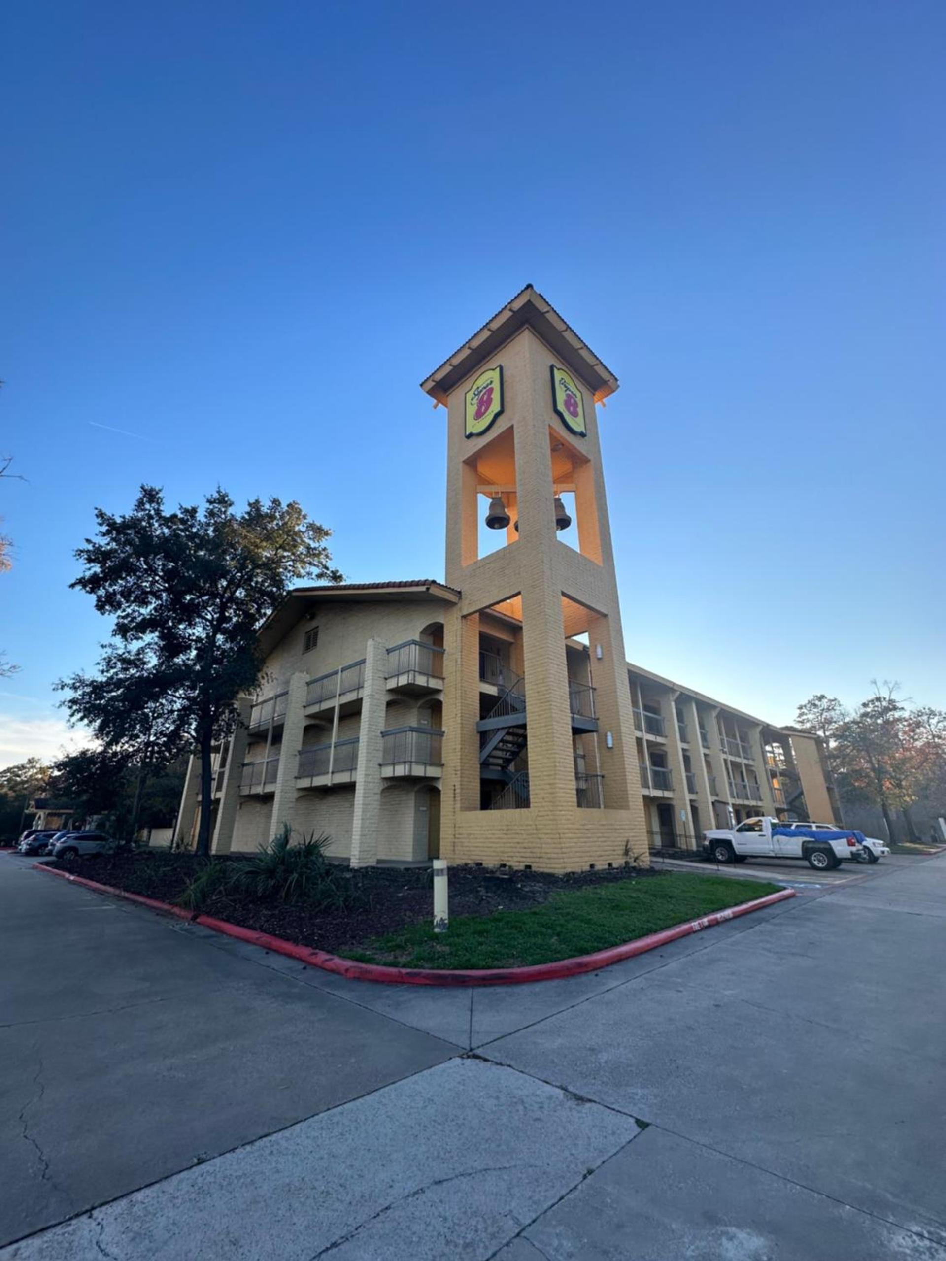 Super 8 by Wyndham The Woodlands North photo 26