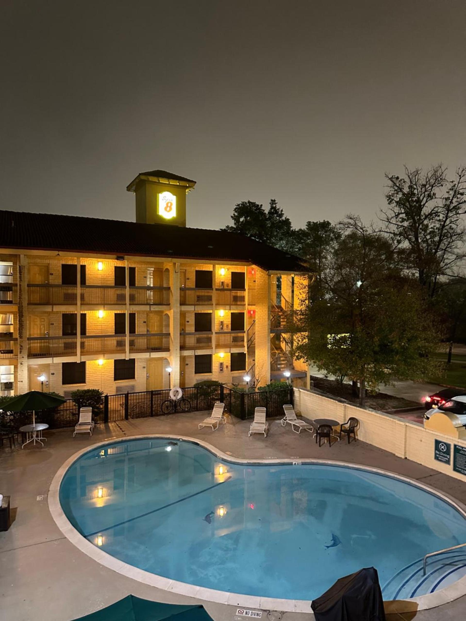 Super 8 by Wyndham The Woodlands North photo 27
