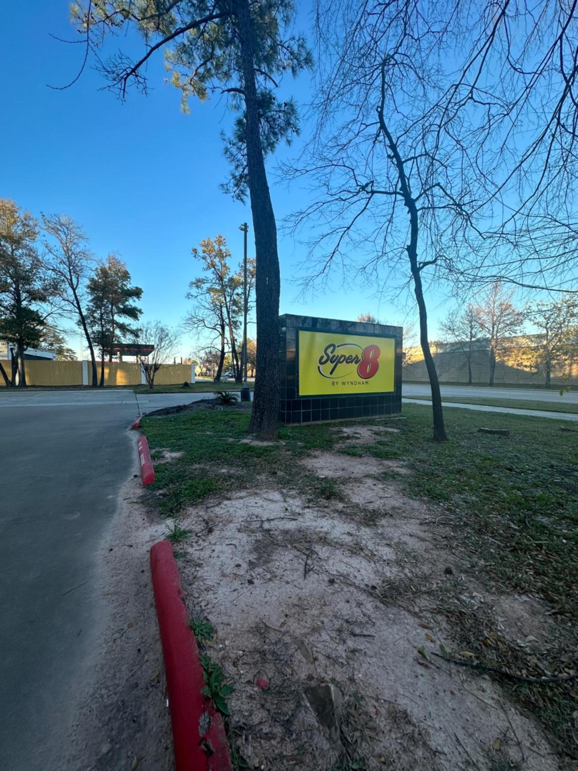 Super 8 by Wyndham The Woodlands North photo 31
