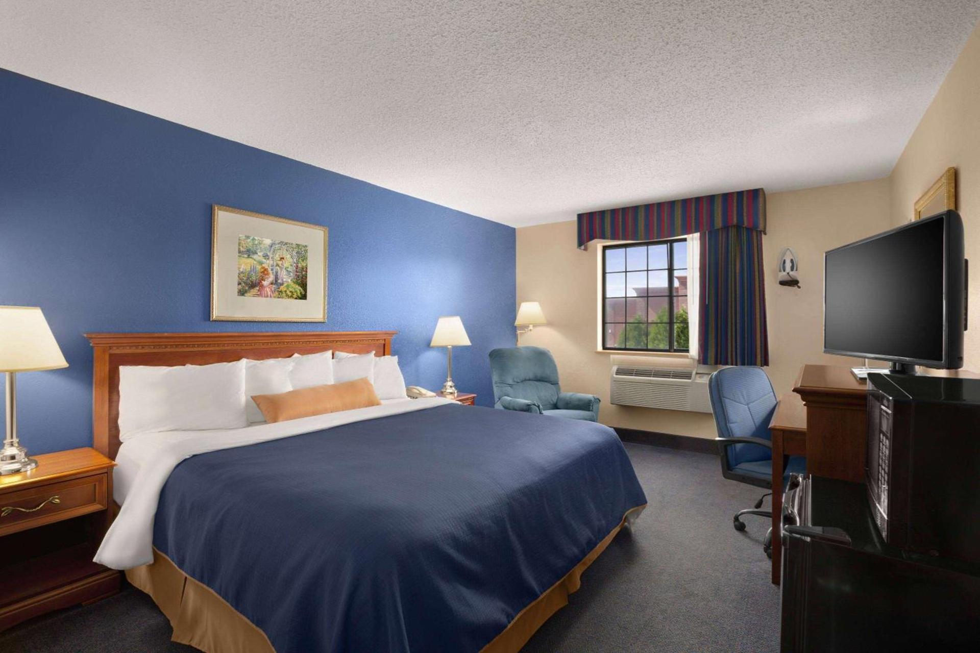 Days Inn by Wyndham Keene NH photo 7