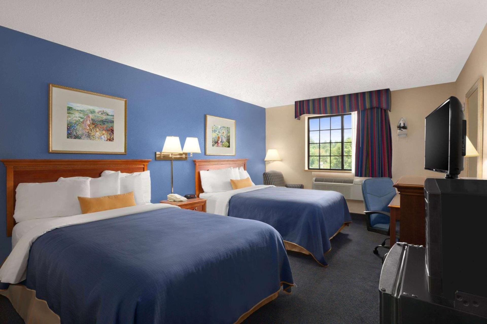Days Inn by Wyndham Keene NH photo 4