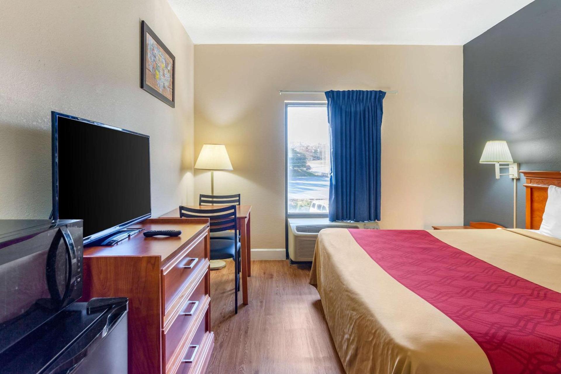 Econo Lodge Lookout Mountain photo 11