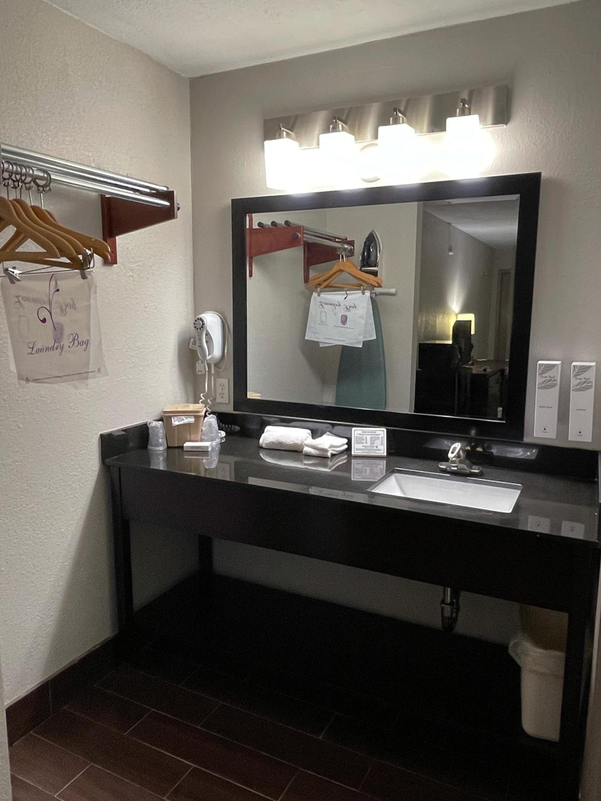 Econo Lodge Childress photo 2