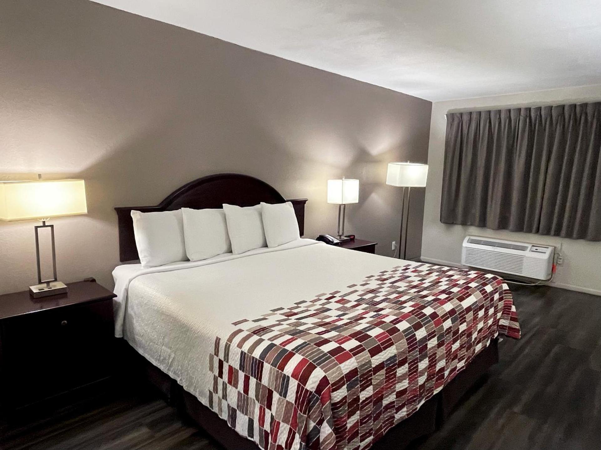 Econo Lodge Childress photo 8