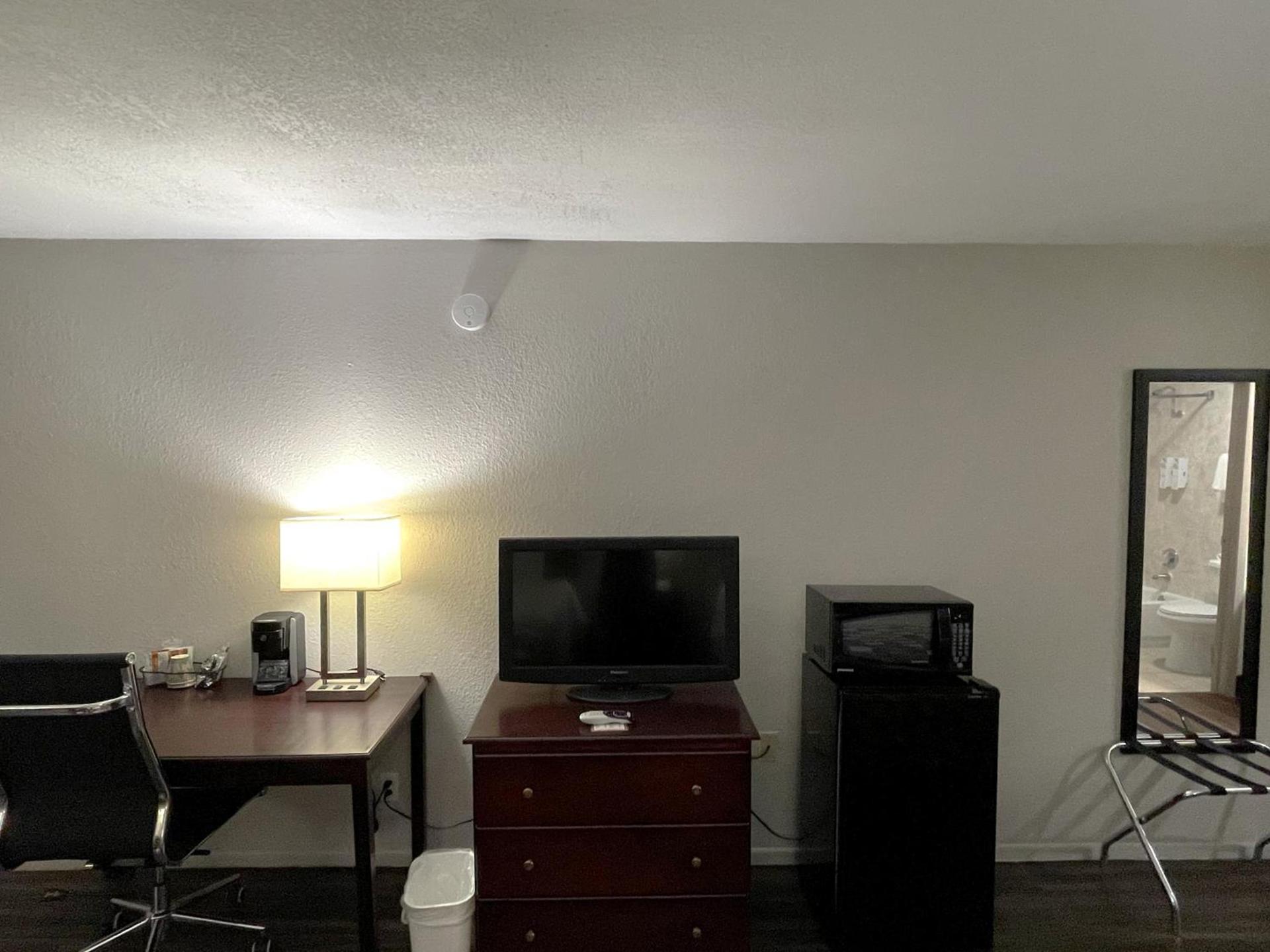 Econo Lodge Childress photo 9