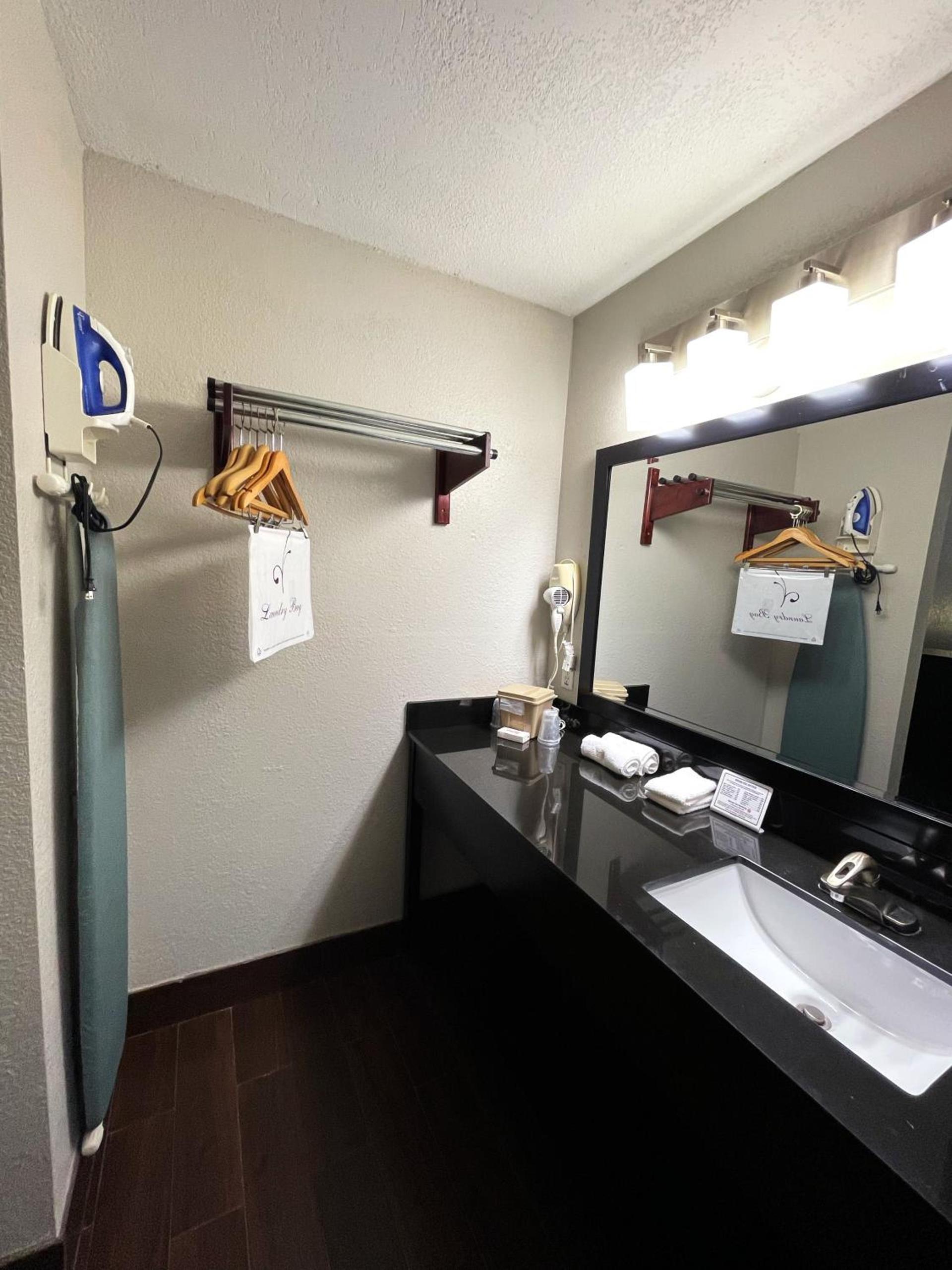 Econo Lodge Childress photo 13