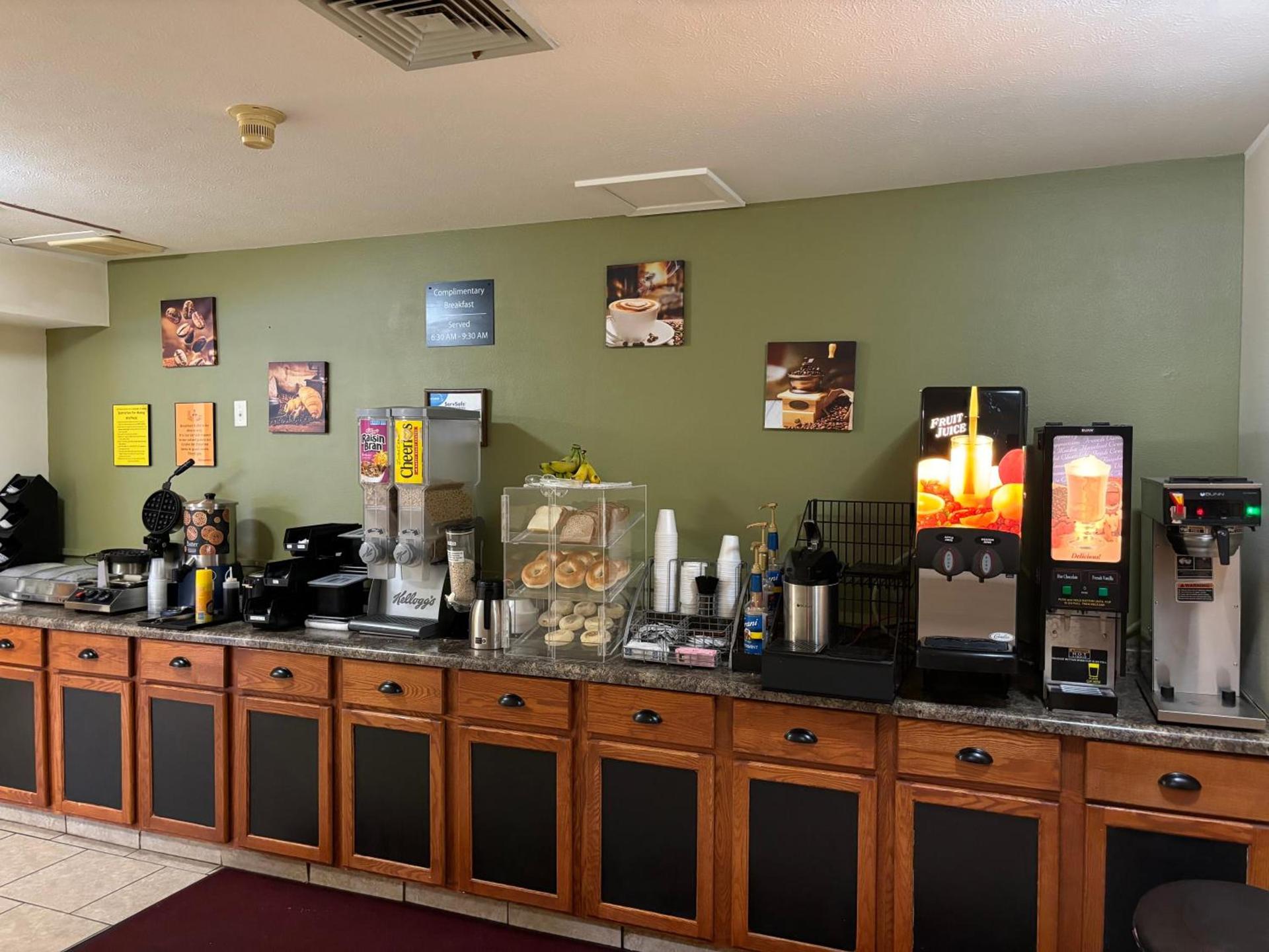AmeriVu Inn and Suites Shawano WI photo 59