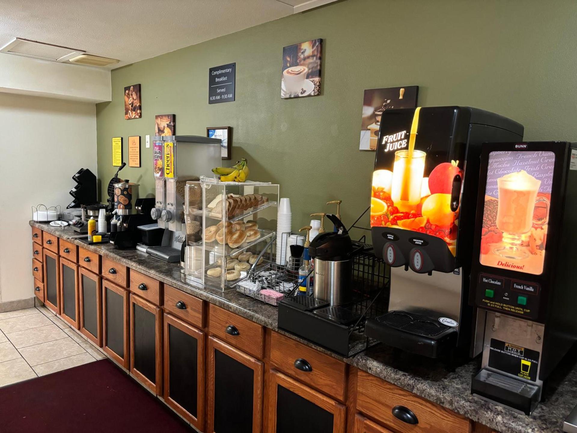 AmeriVu Inn and Suites Shawano WI photo 58