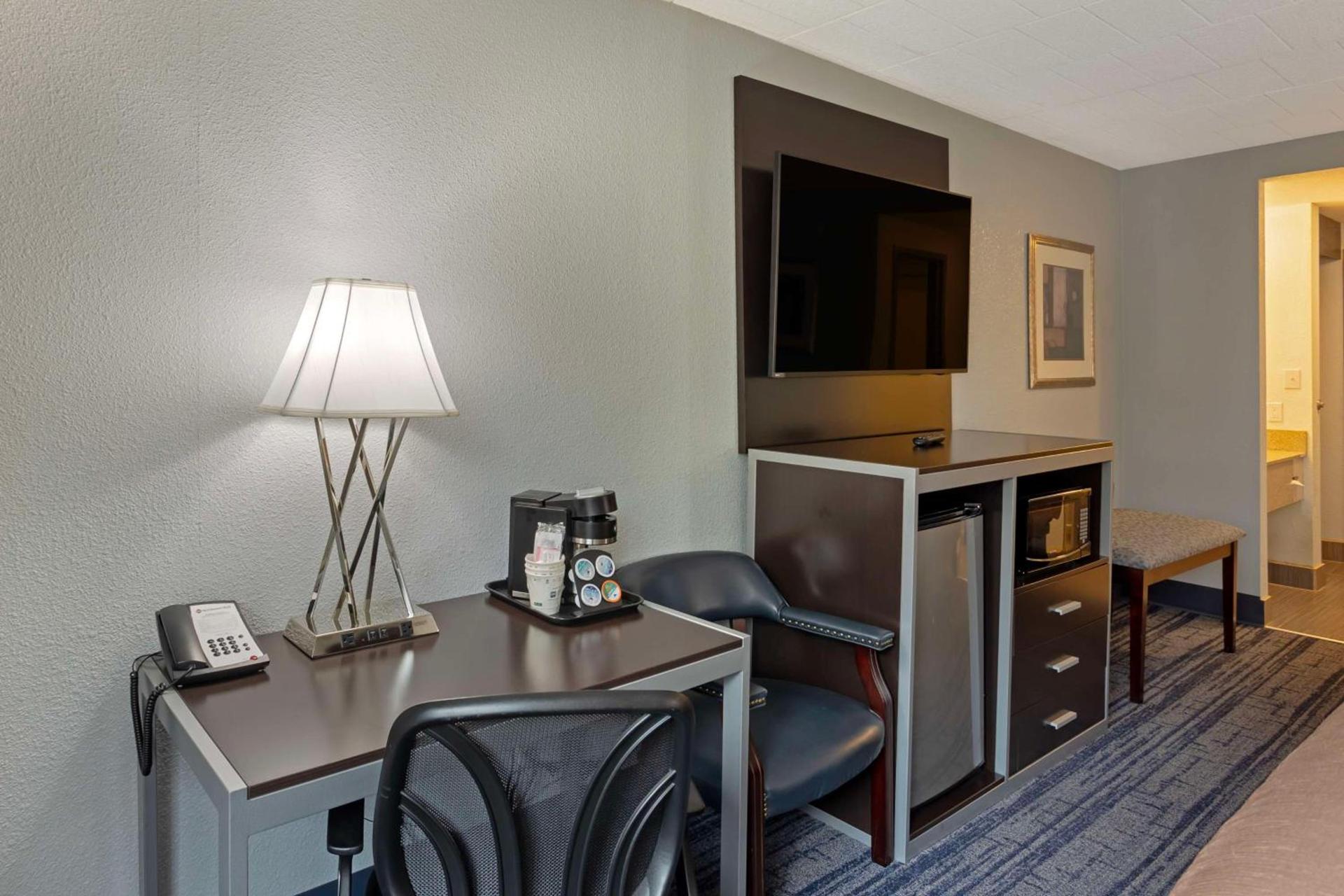 Best Western Plus Reading Inn & Suites photo 17