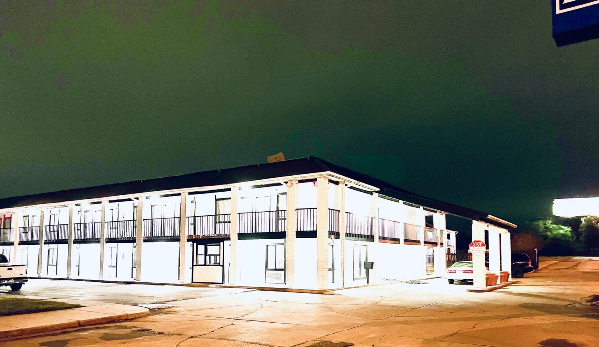 ECONOMY INN AND SUITES photo 14