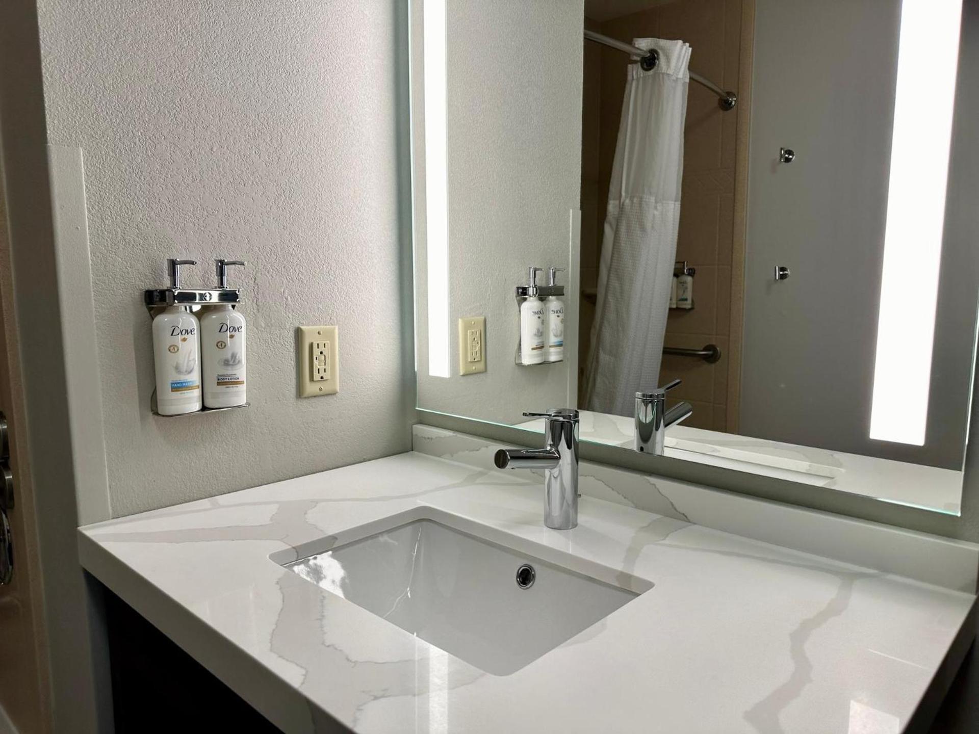 Staybridge Suites Milwaukee West-Oconomowoc by IHG photo 44