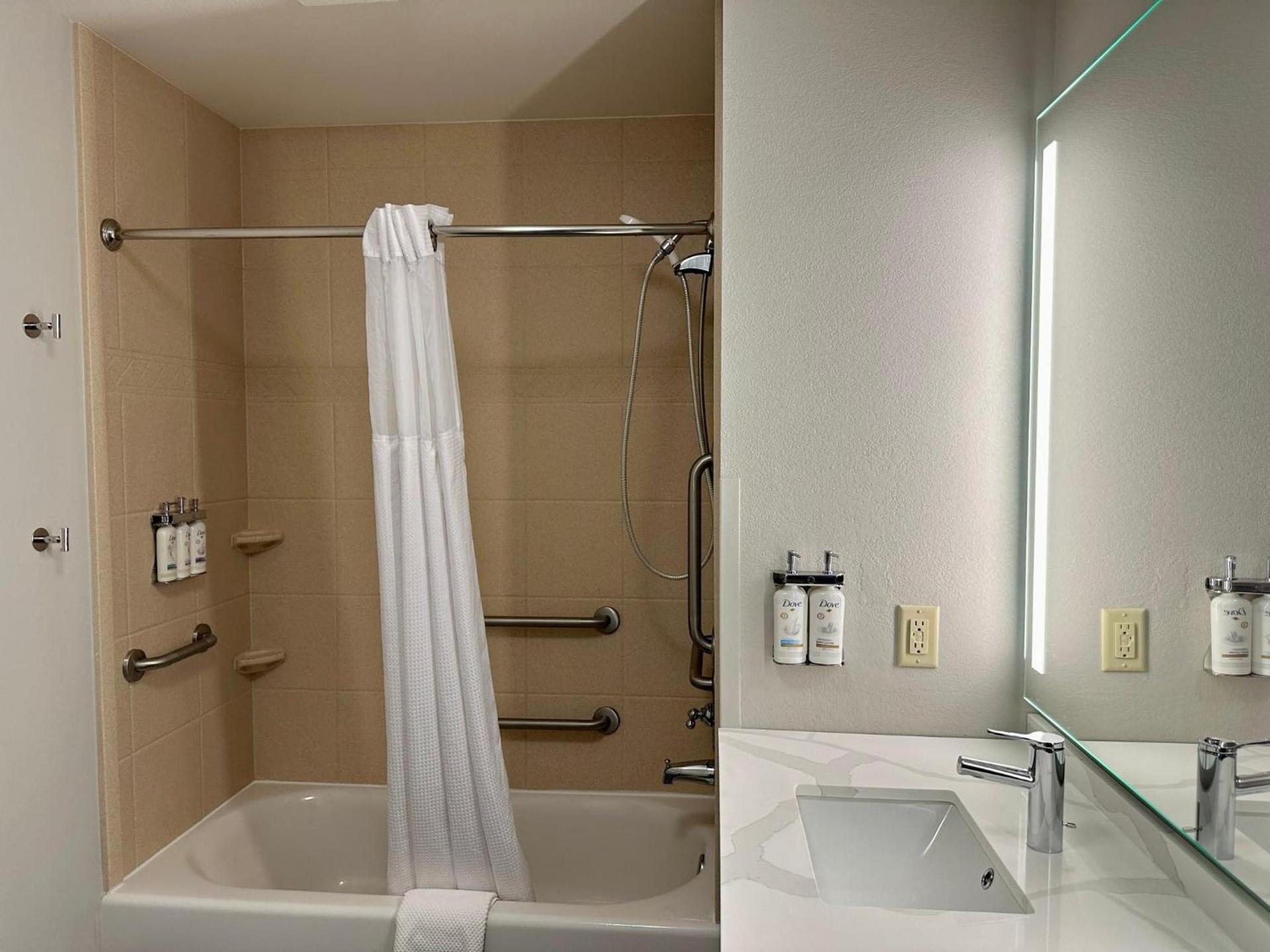 Staybridge Suites Milwaukee West-Oconomowoc by IHG photo 83
