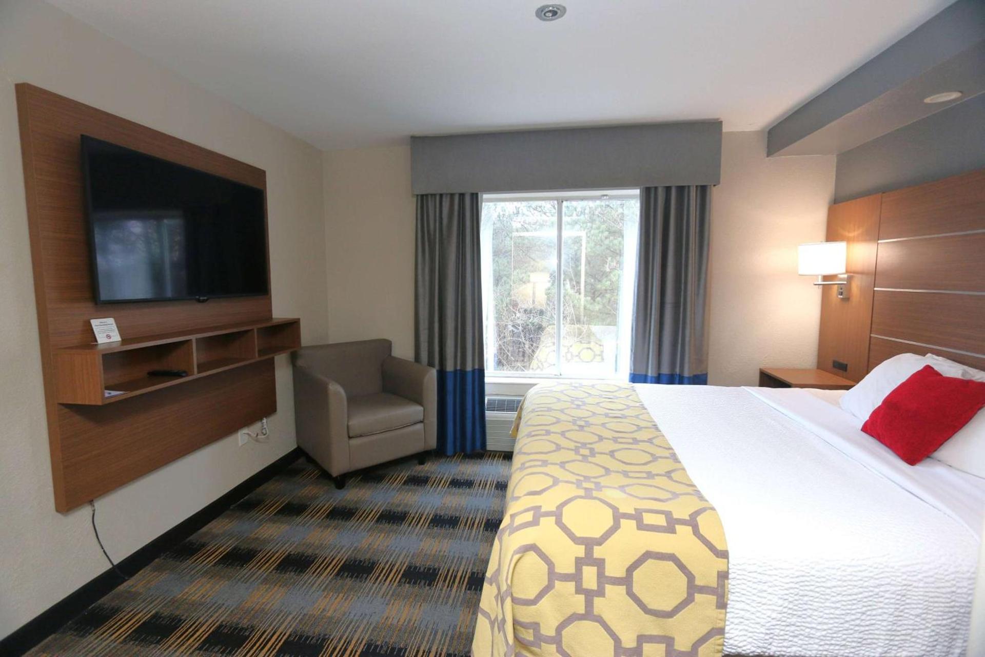 Baymont by Wyndham Lithia Springs Atlanta photo 13