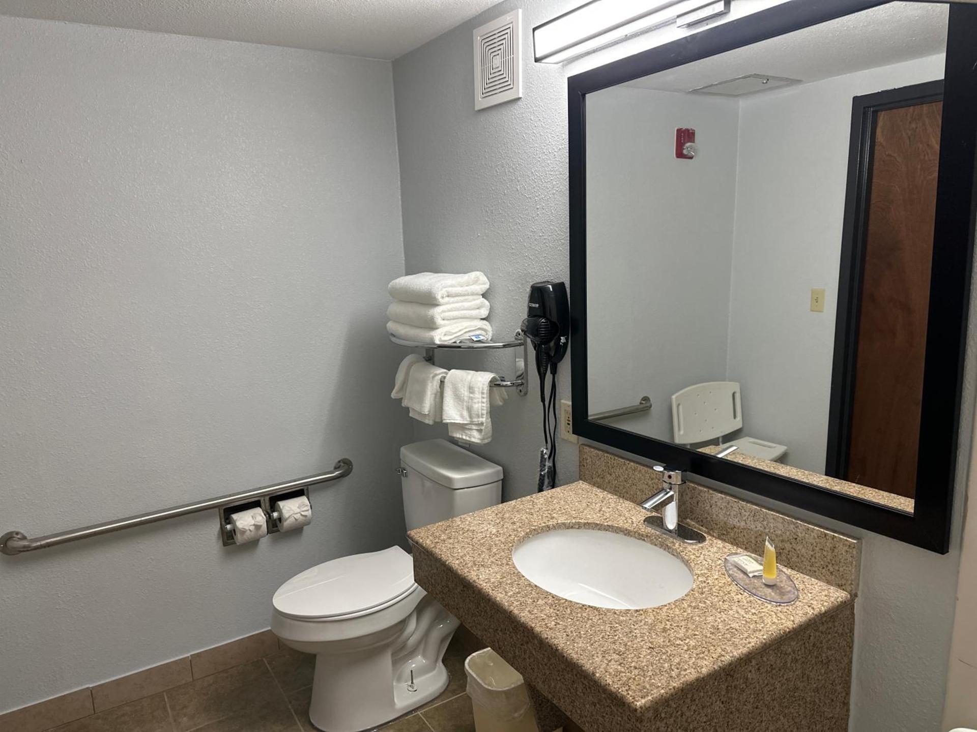 Super 8 by Wyndham Alexandria LA photo 25