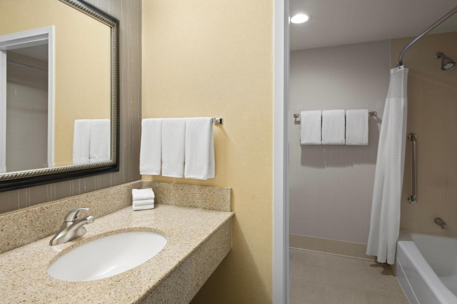 Courtyard by Marriott Rockford photo 11