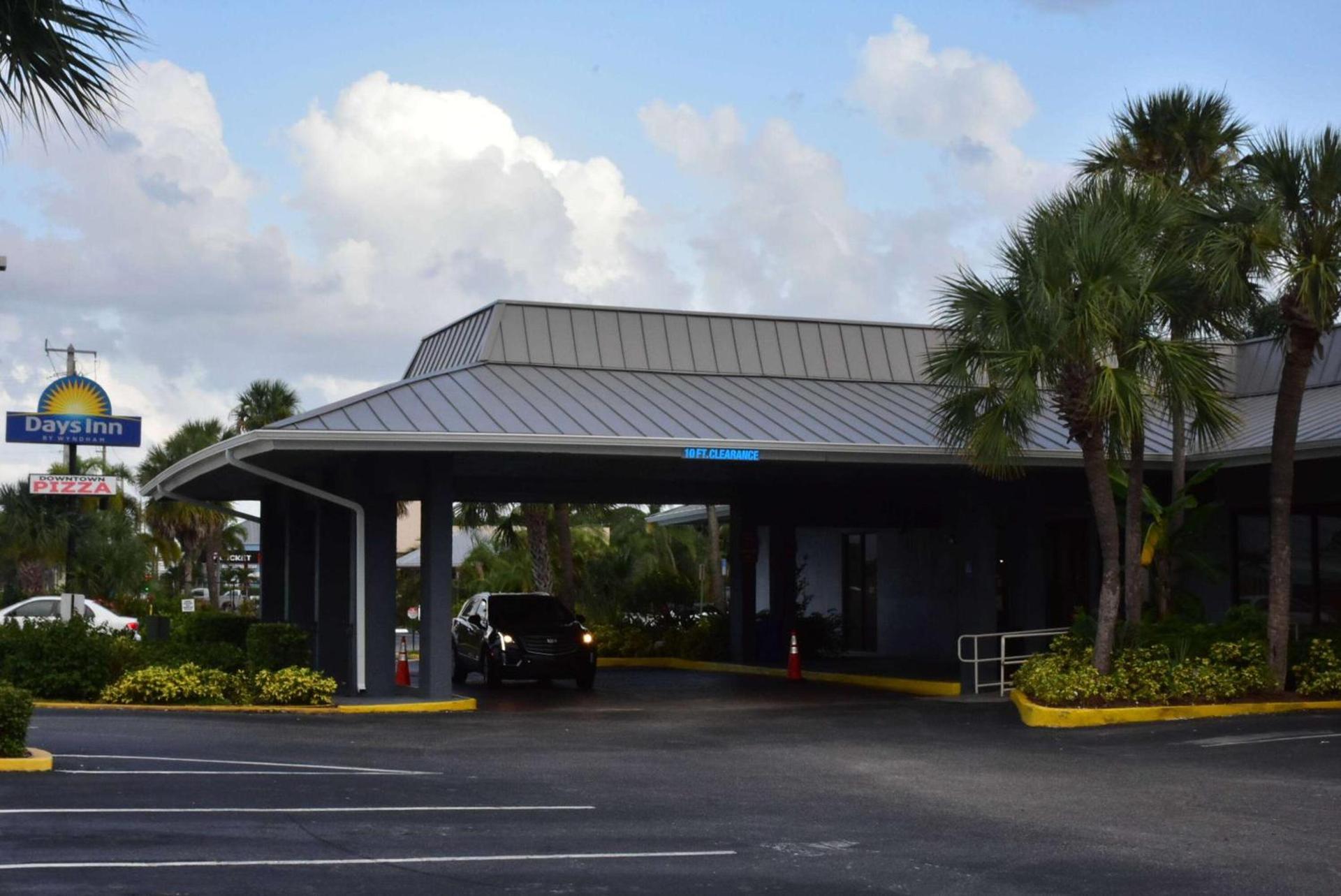 Days Inn by Wyndham Stuart photo 4