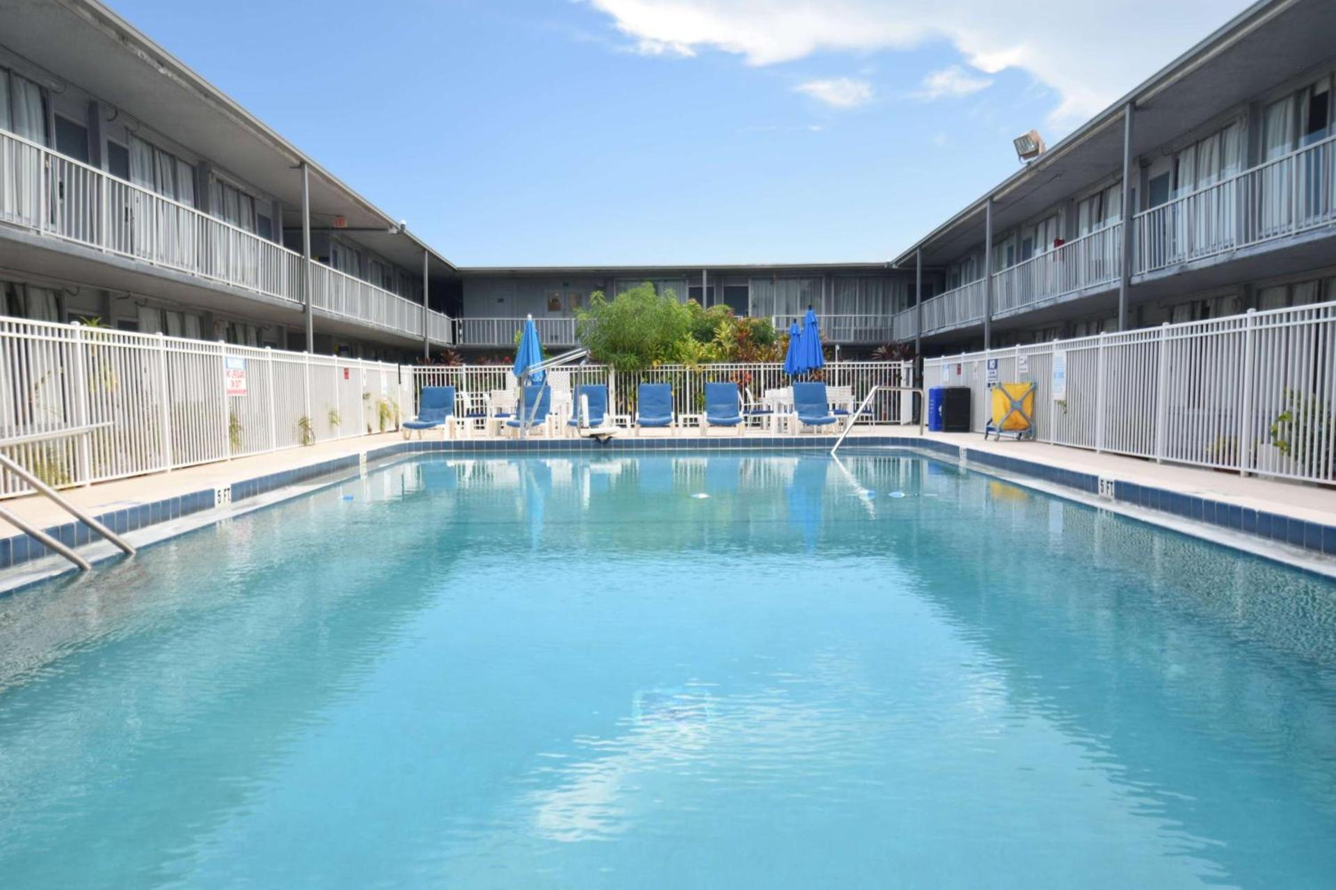 Days Inn by Wyndham Stuart photo 9