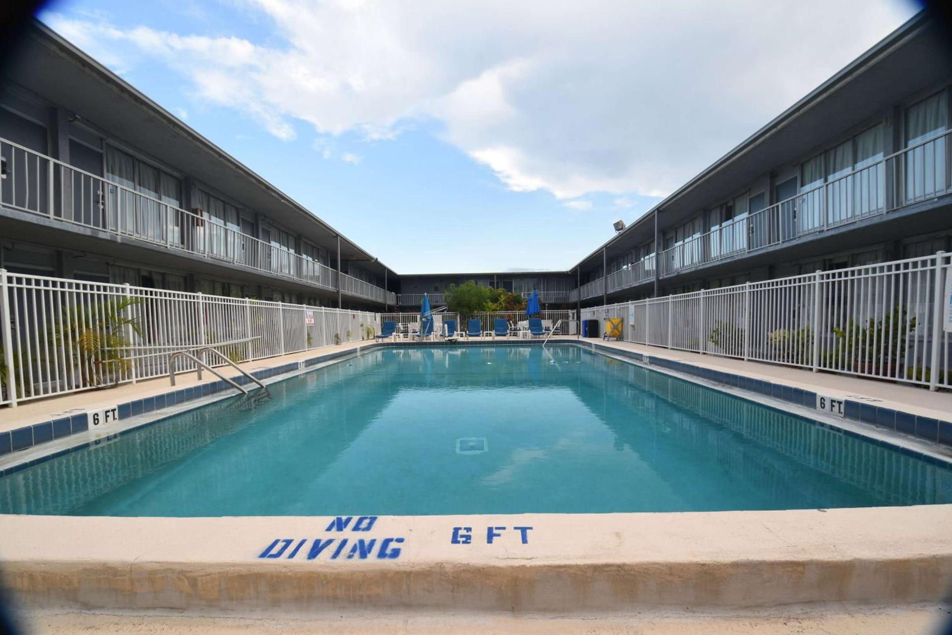 Days Inn by Wyndham Stuart photo 2