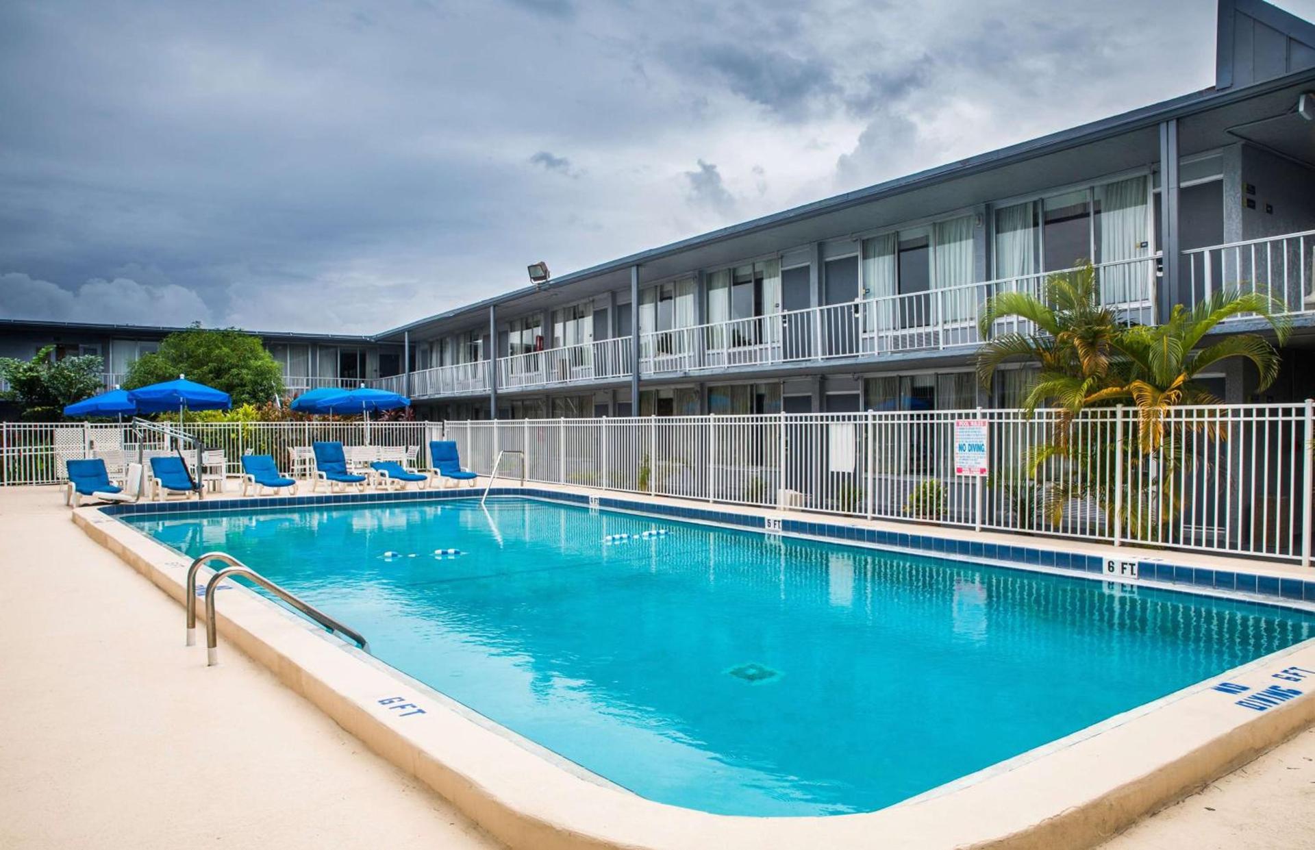 Days Inn by Wyndham Stuart photo 8