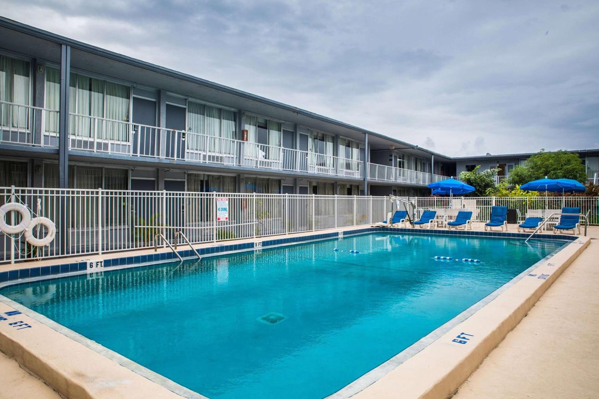 Days Inn by Wyndham Stuart photo 10