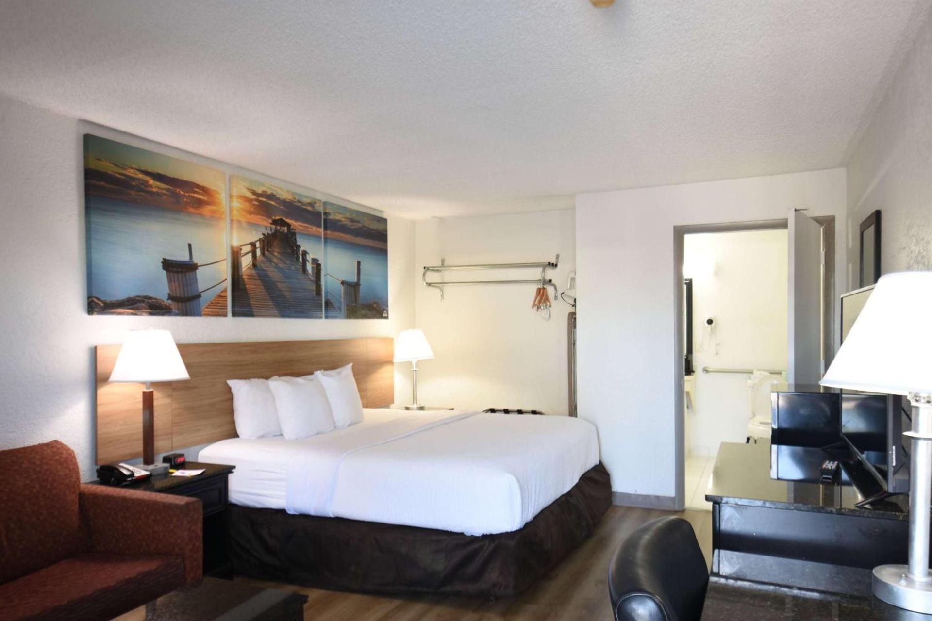 Days Inn by Wyndham Stuart photo 15