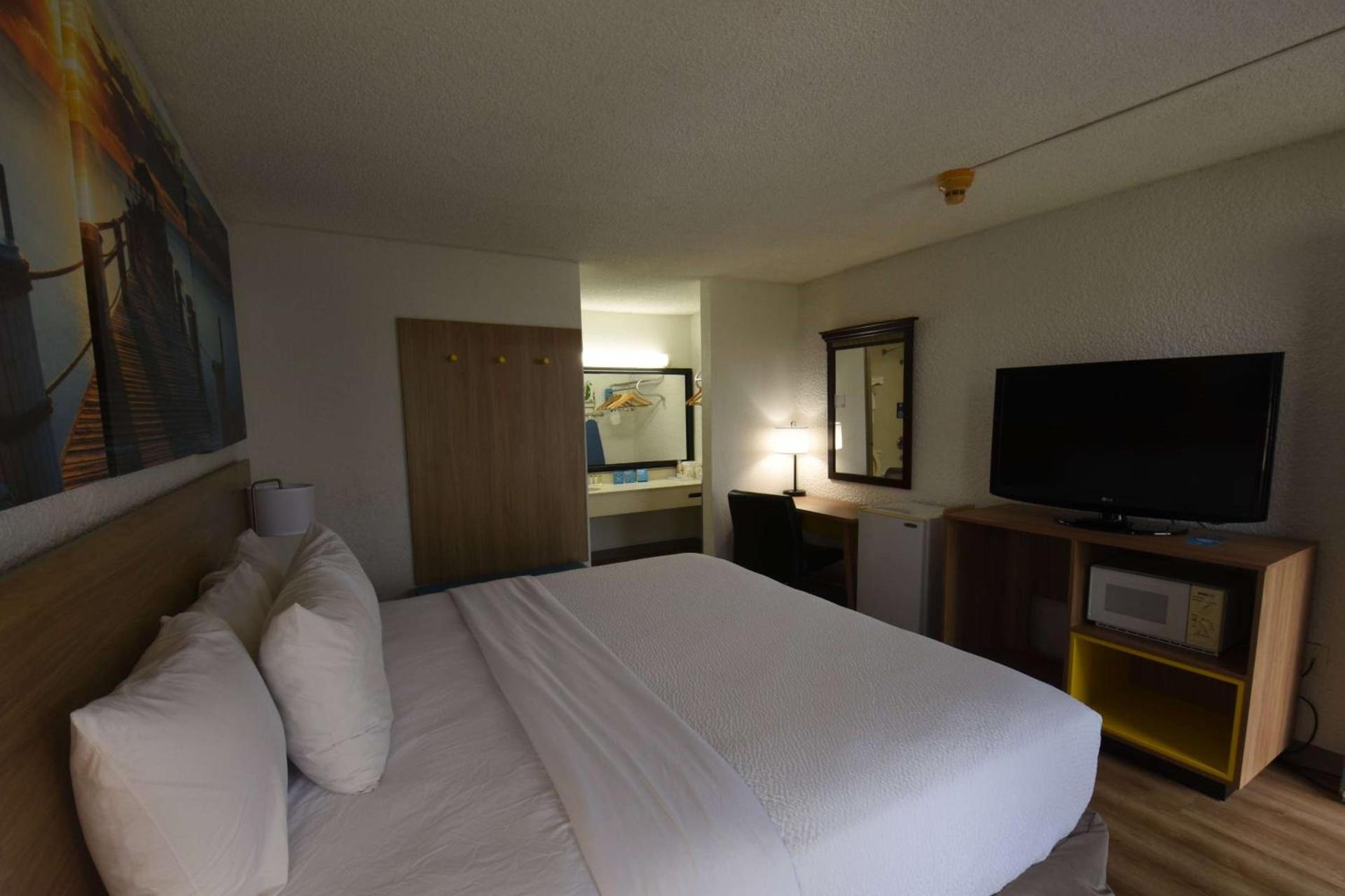 Days Inn by Wyndham Stuart photo 22