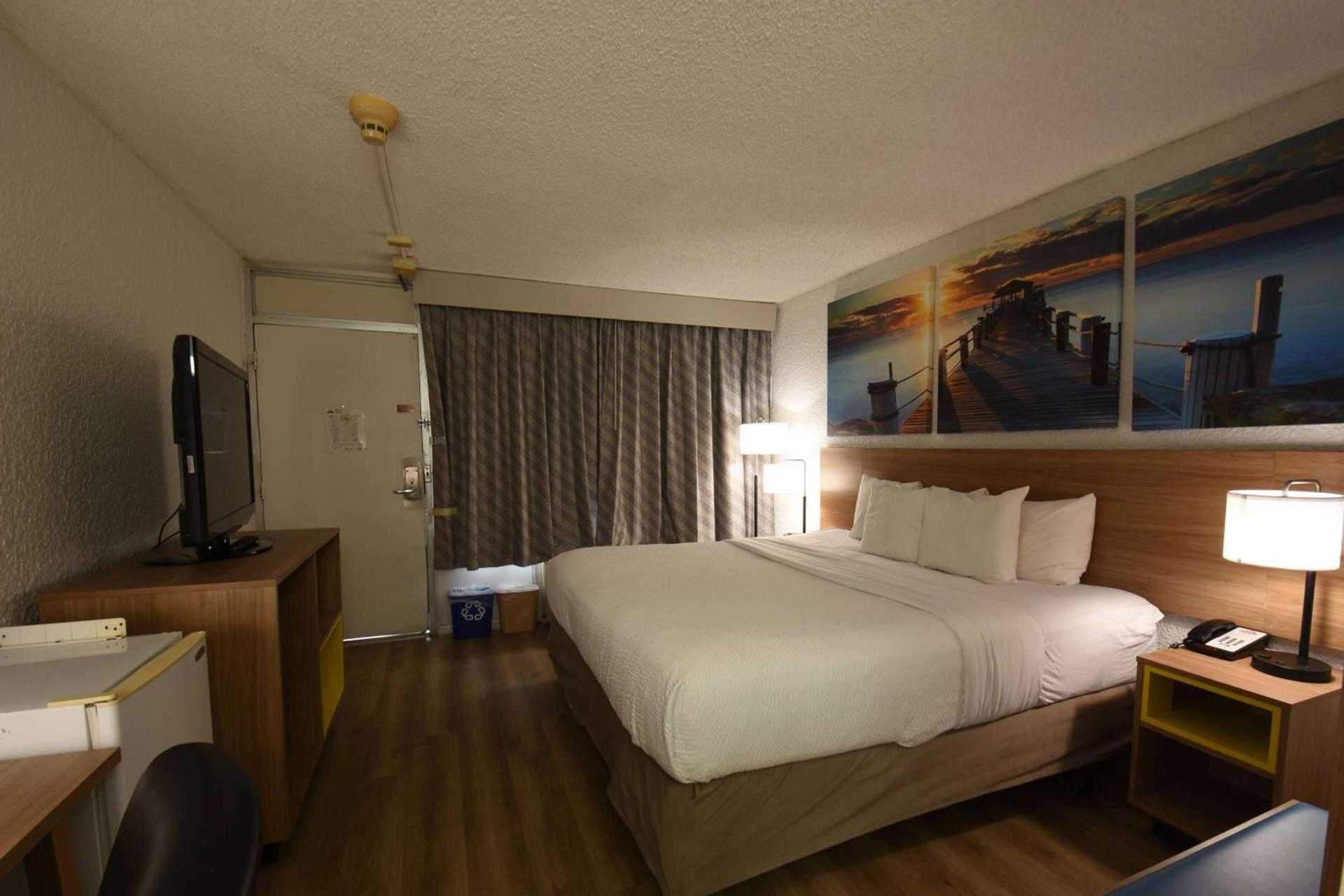 Days Inn by Wyndham Stuart photo 24