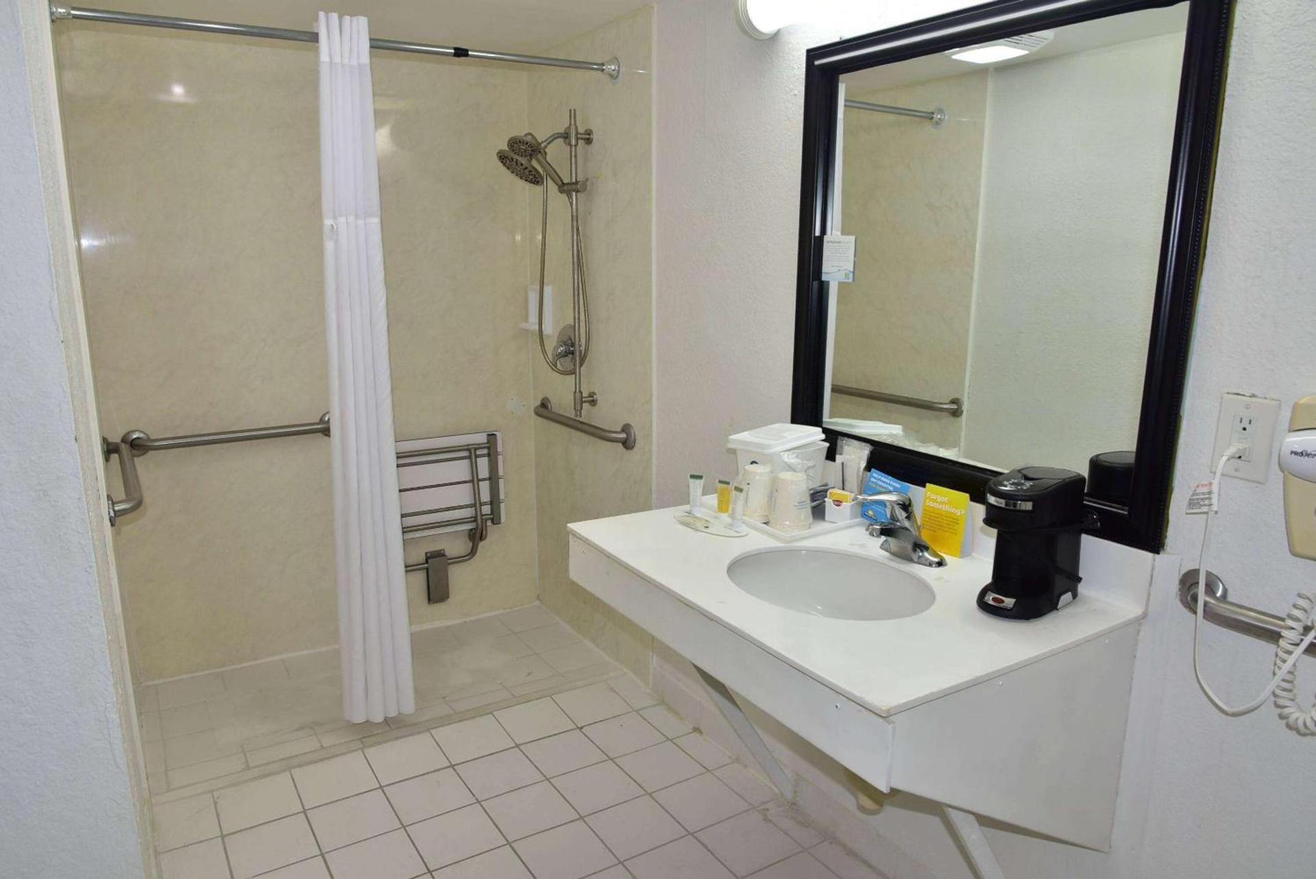 Days Inn by Wyndham Stuart photo 27