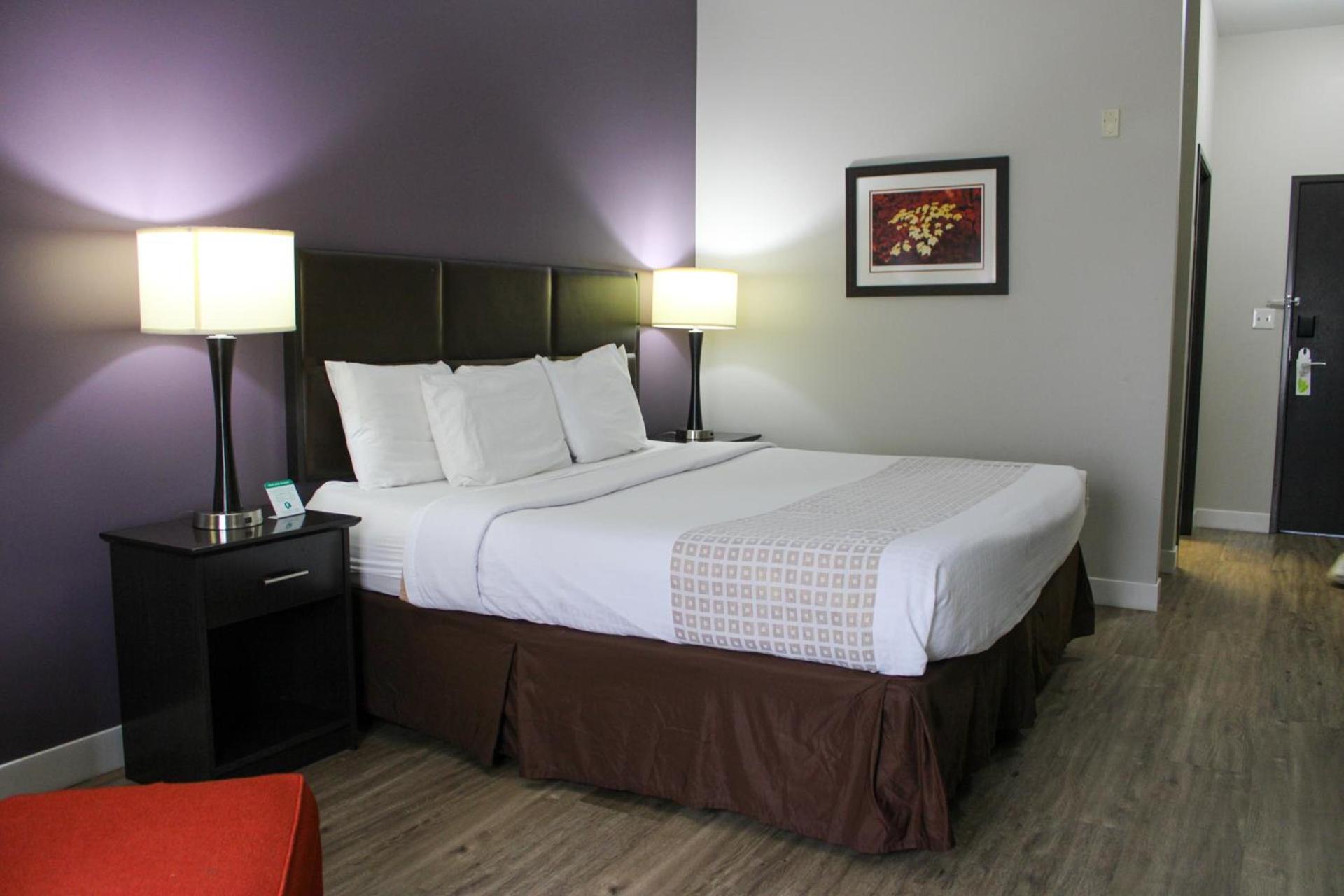 Parkwood Inn & Suites photo 23
