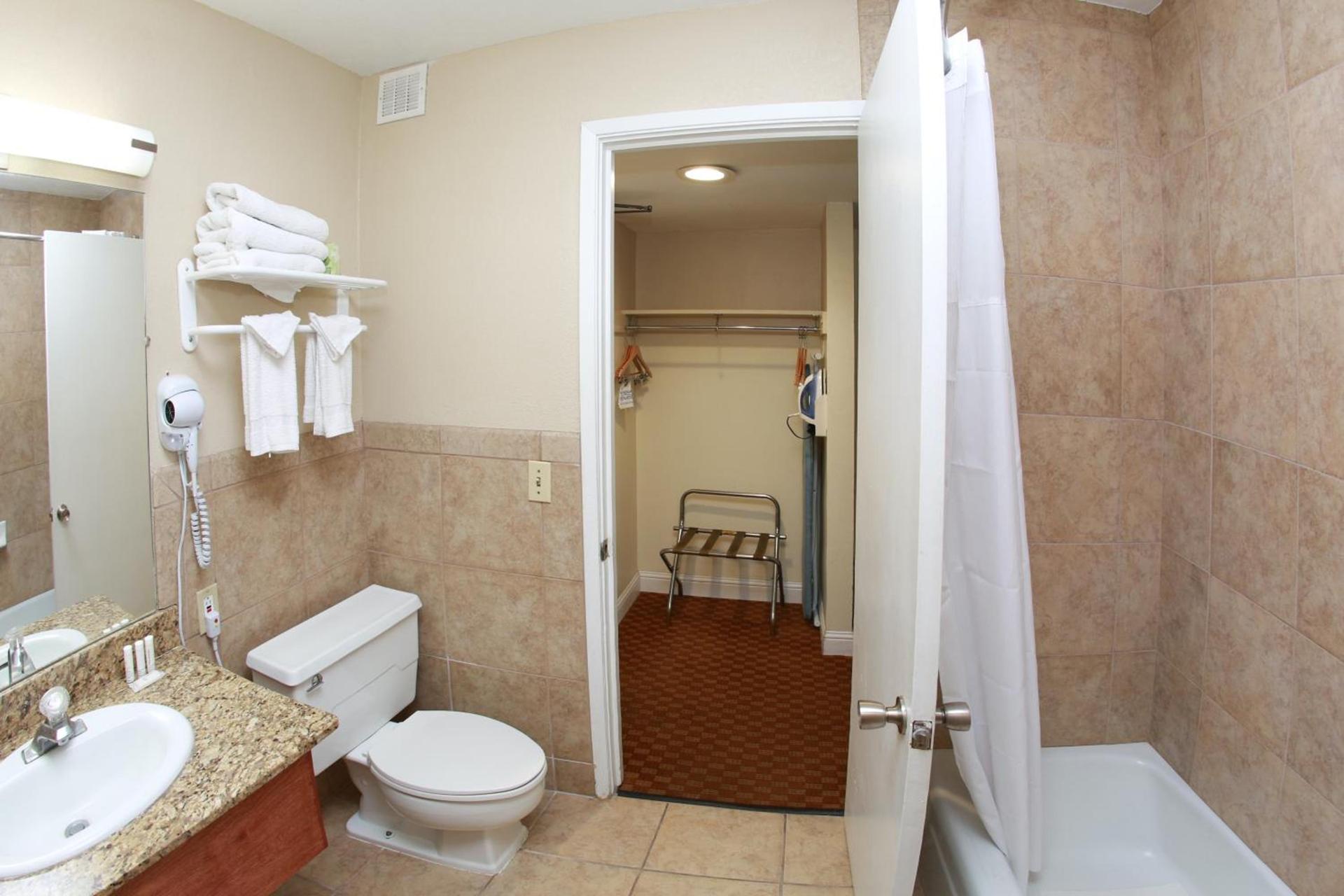 Ramada by Wyndham Fresno North photo 53