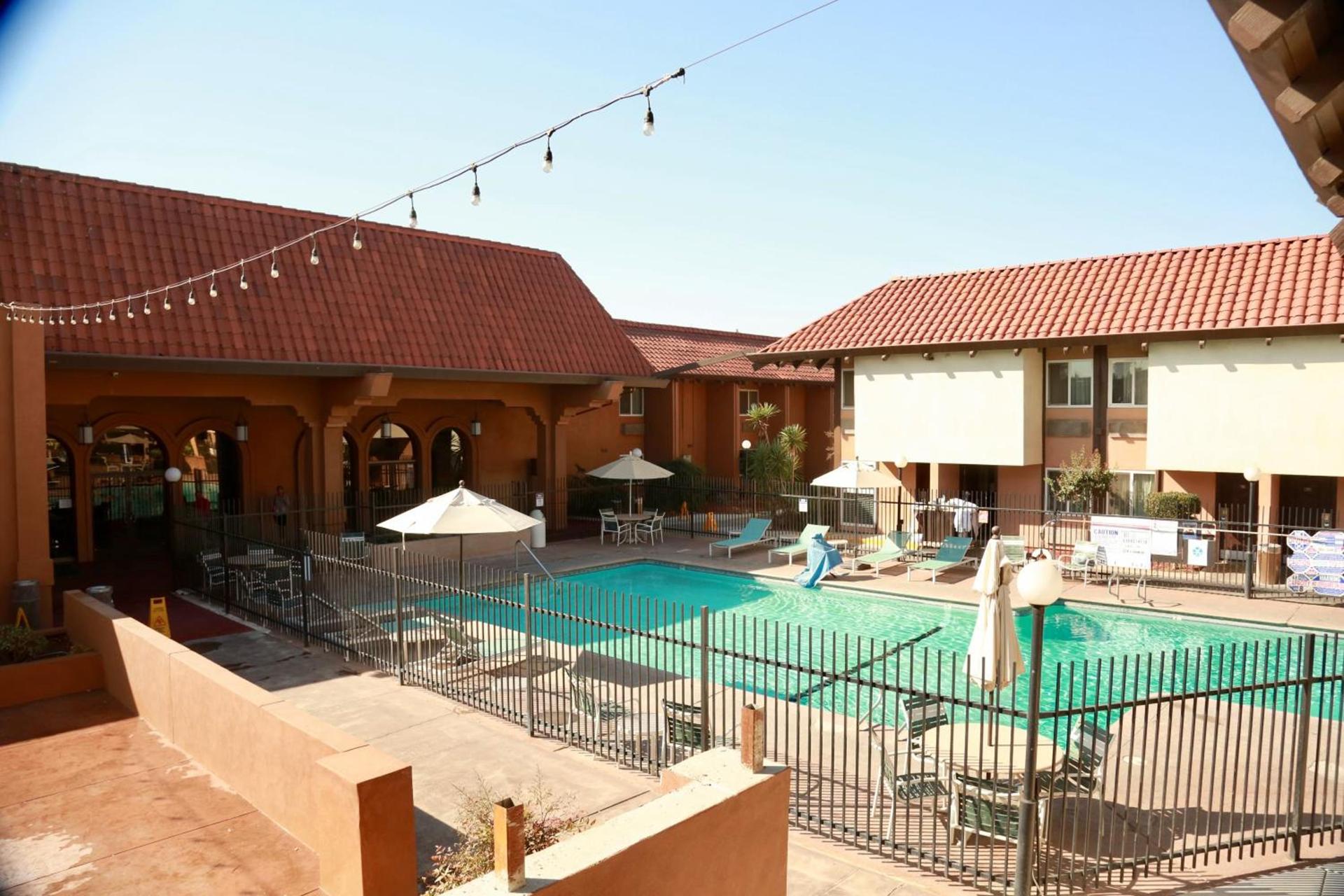 Ramada by Wyndham Fresno North photo 32
