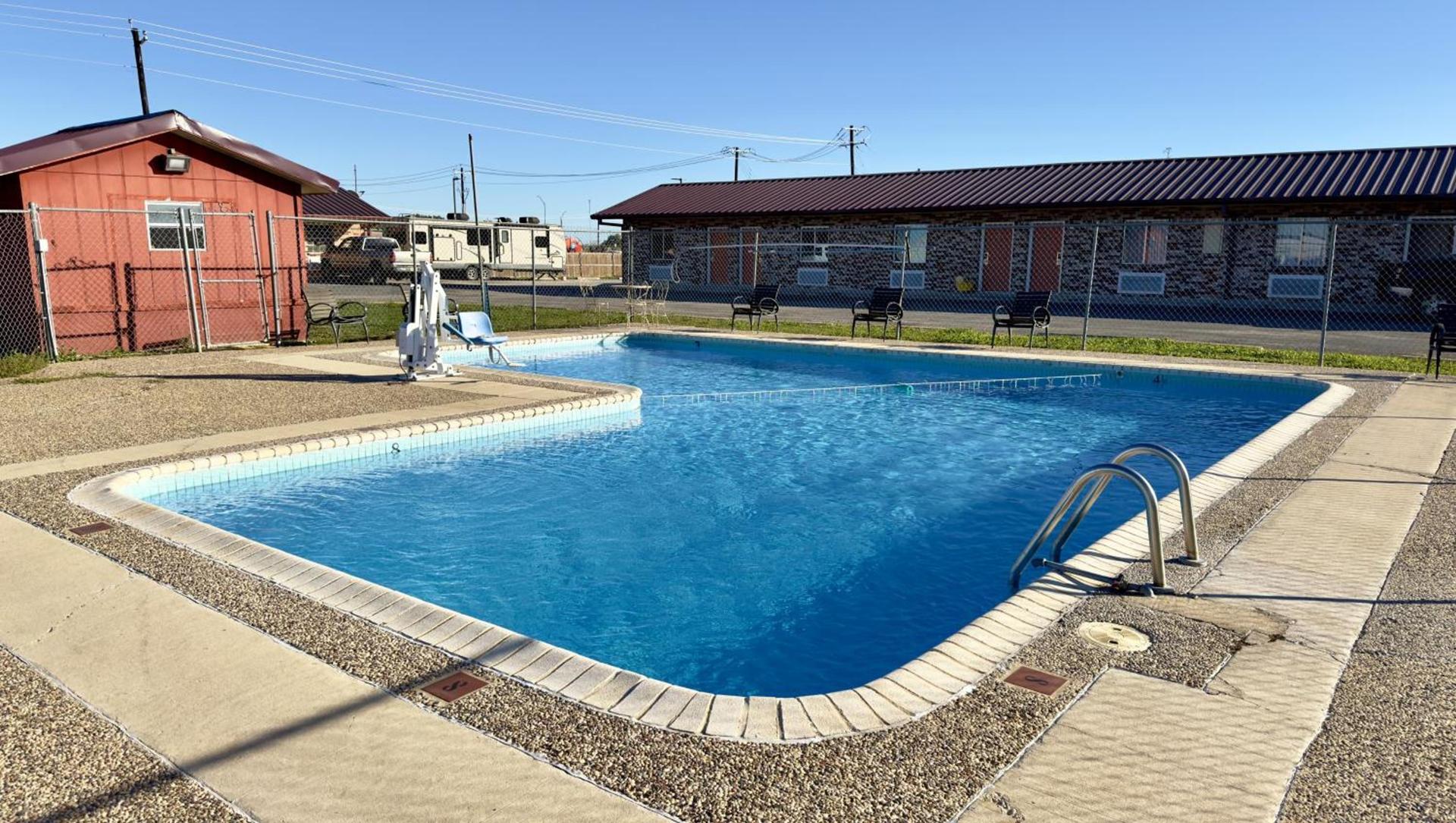Regency Inn Hondo photo 5