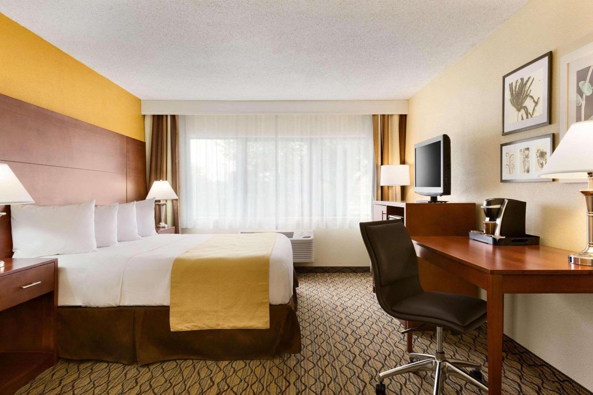 Country Inn & Suites by Radisson, Mishawaka, IN photo 6