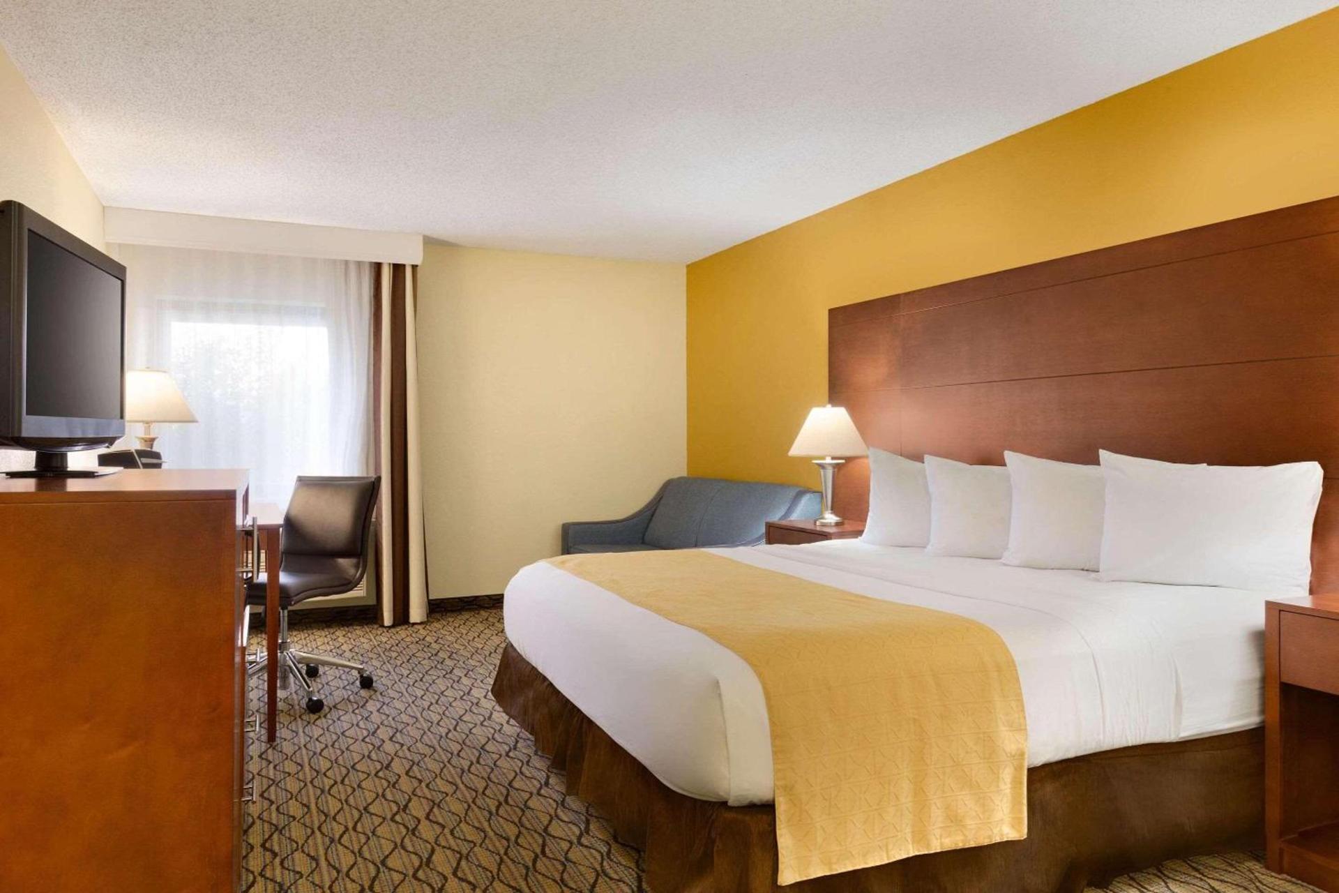 Country Inn & Suites by Radisson, Mishawaka, IN photo 7