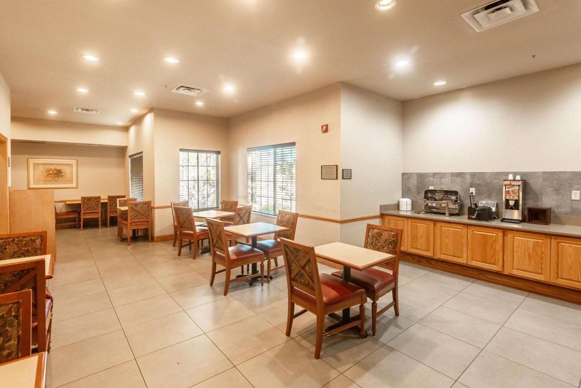 Country Inn & Suites by Radisson, El Dorado, AR photo 23