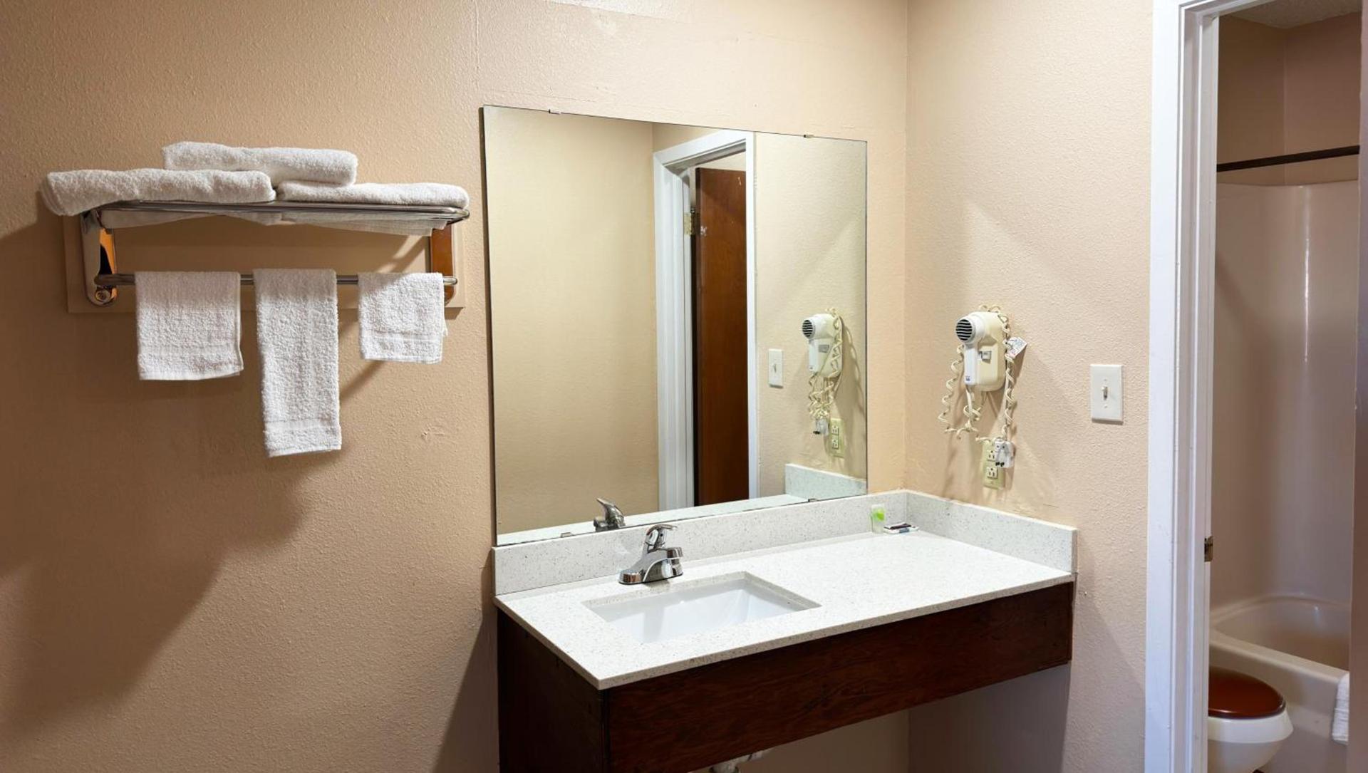 Regency Inn Hondo photo 60