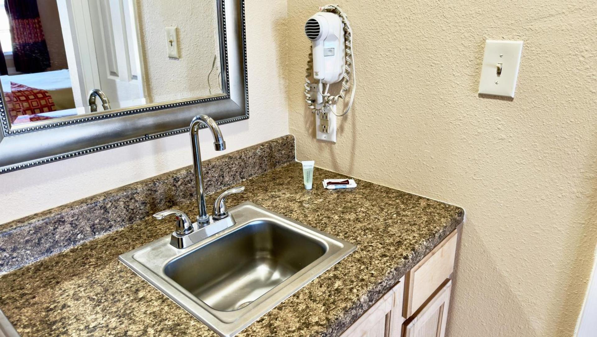 Regency Inn Hondo photo 58