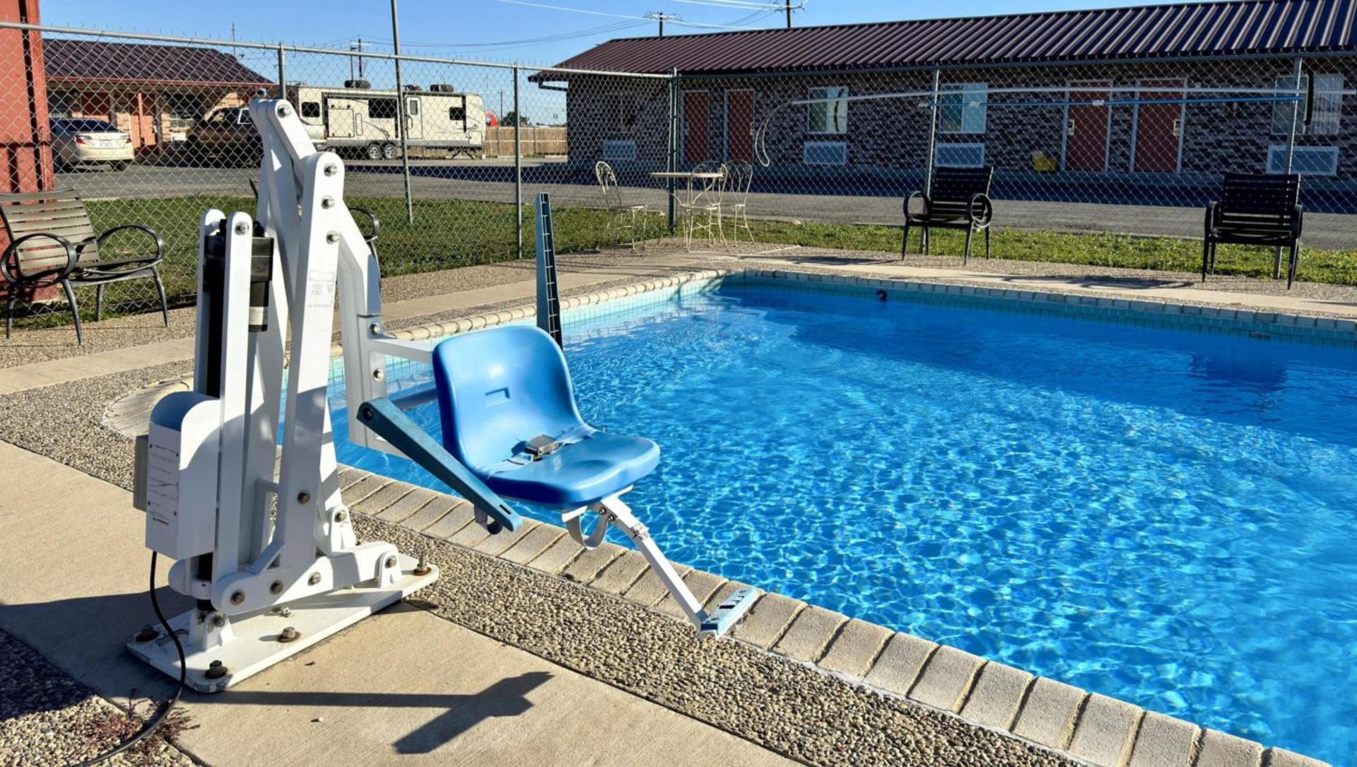 Regency Inn Hondo photo 40