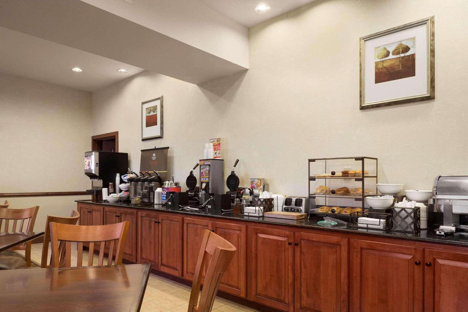 Country Inn & Suites by Radisson, Crestview, FL photo 9