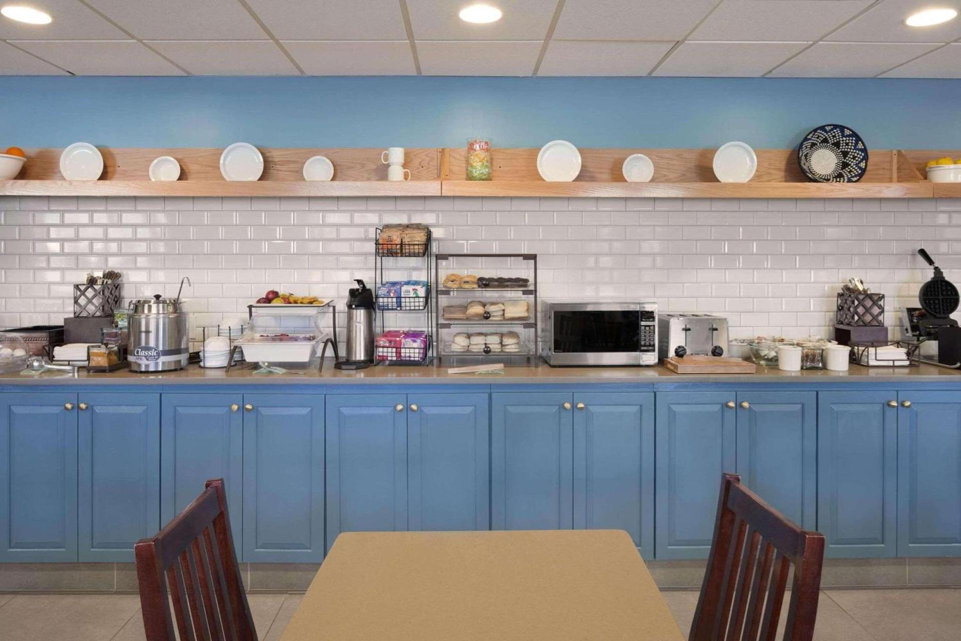 Country Inn & Suites by Radisson, Warner Robins, GA photo 9