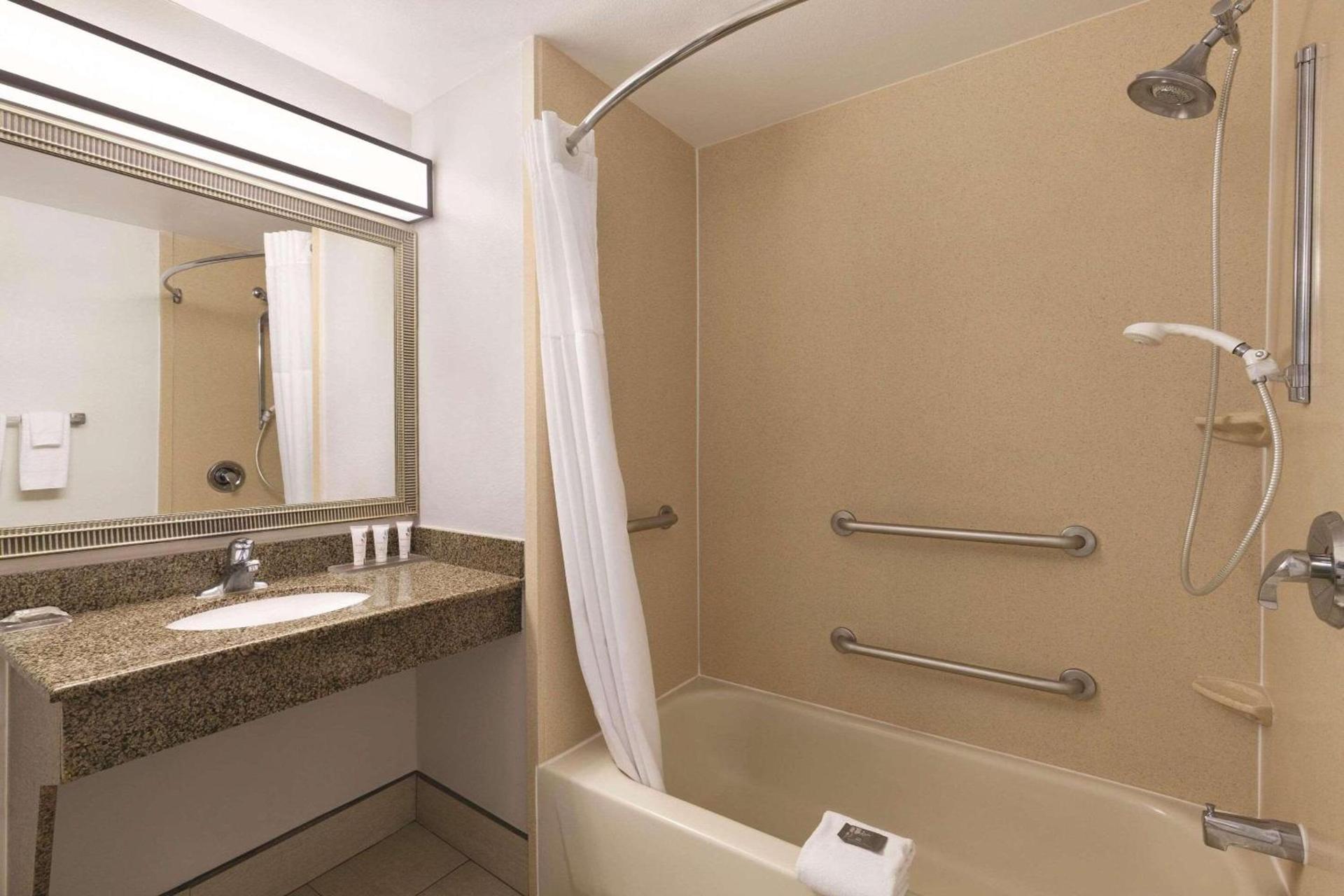 Country Inn & Suites by Radisson, Griffin, GA photo 12
