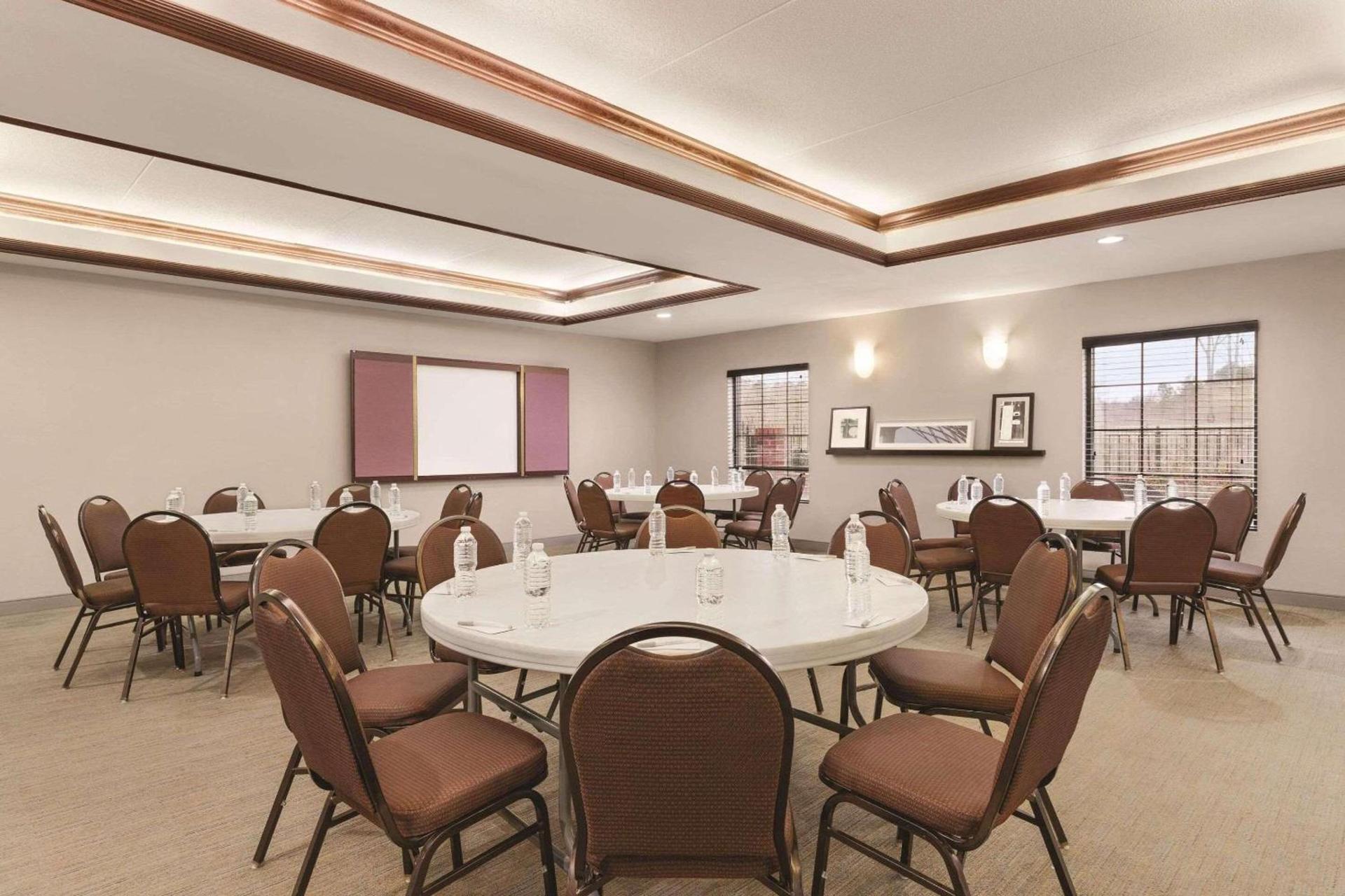 Country Inn & Suites by Radisson, Griffin, GA photo 22