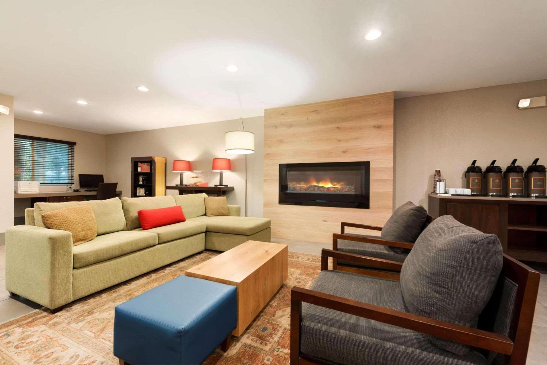 Country Inn & Suites by Radisson, Cedar Rapids Airport, IA photo 2