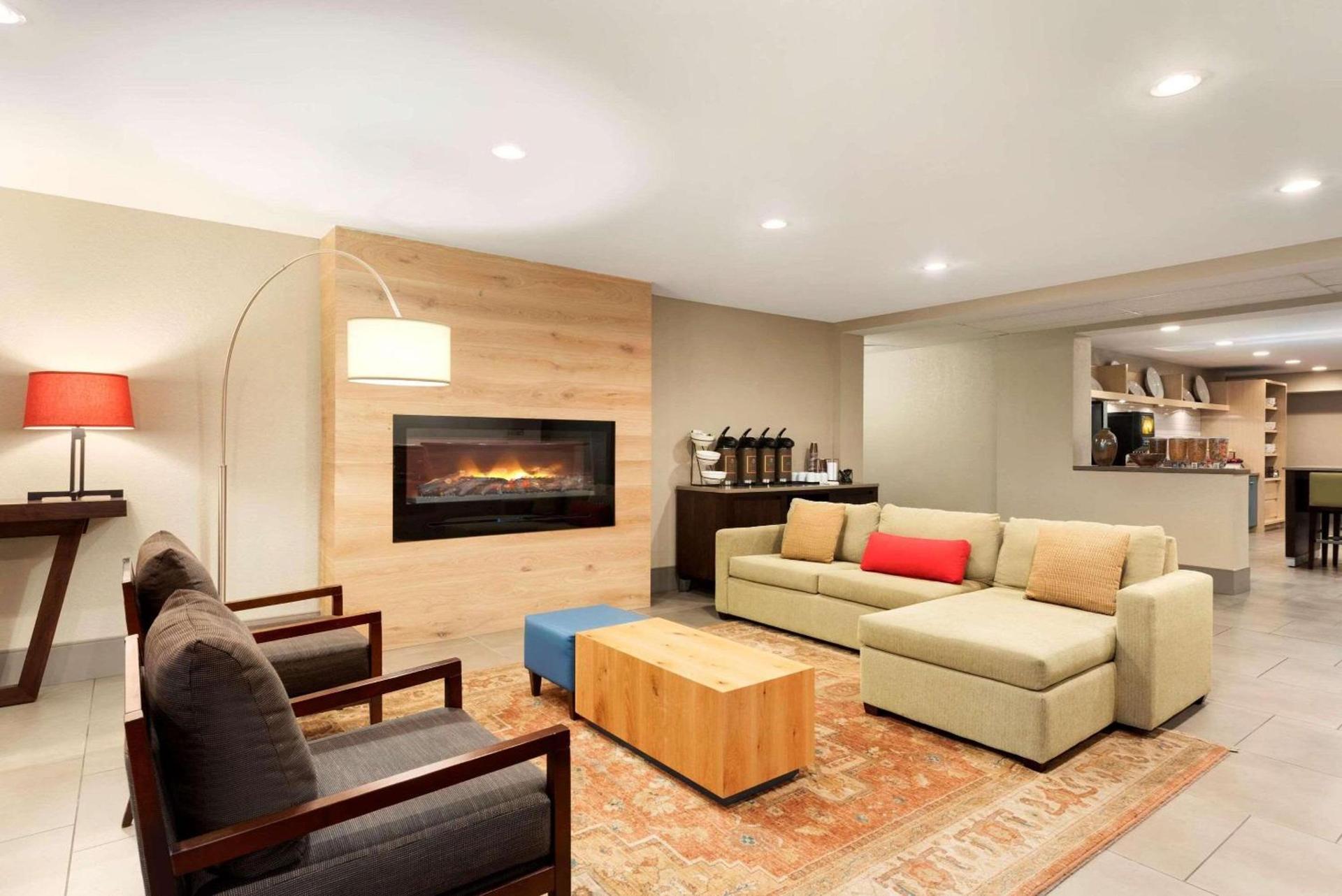 Country Inn & Suites by Radisson, Cedar Rapids Airport, IA photo 3