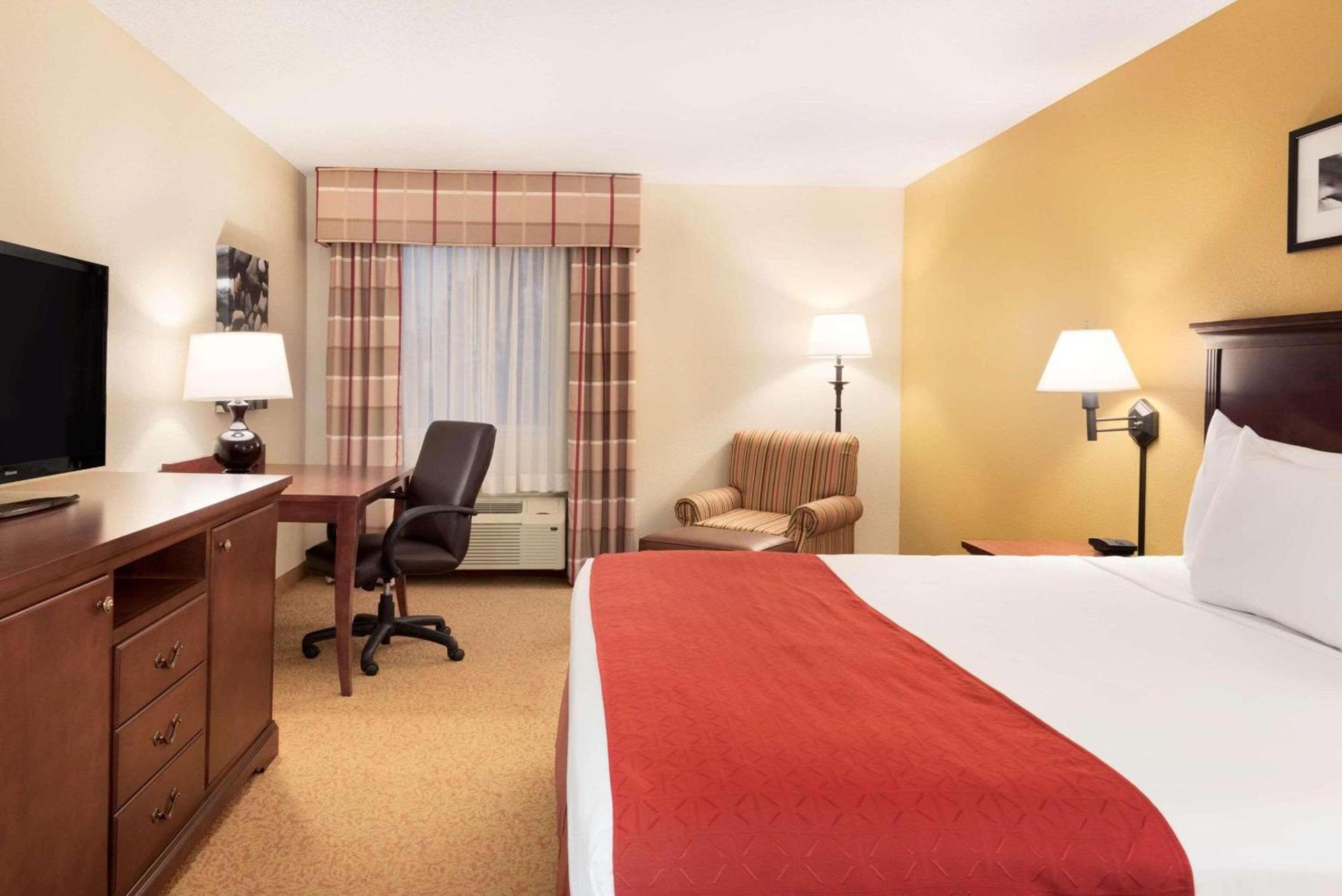 Country Inn & Suites by Radisson, Cedar Rapids Airport, IA photo 4