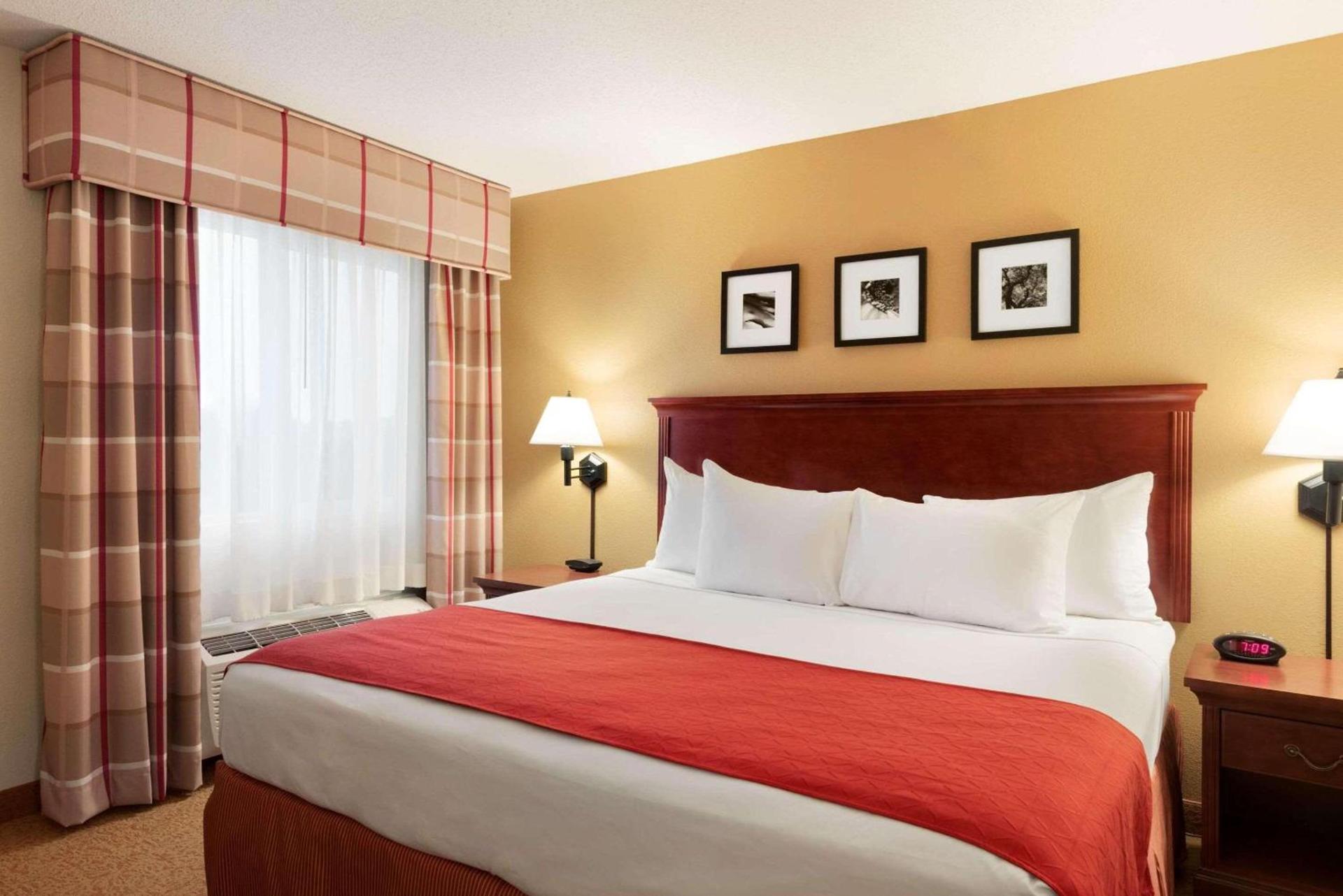 Country Inn & Suites by Radisson, Cedar Rapids Airport, IA photo 7
