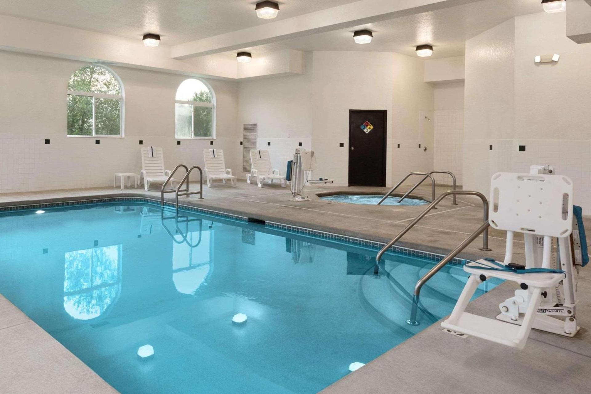 Country Inn & Suites by Radisson, Cedar Rapids Airport, IA photo 9