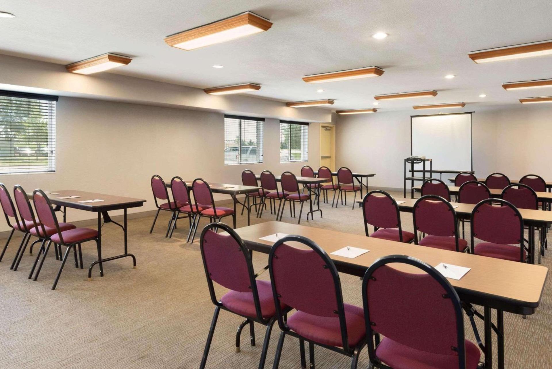 Country Inn & Suites by Radisson, Cedar Rapids Airport, IA photo 11