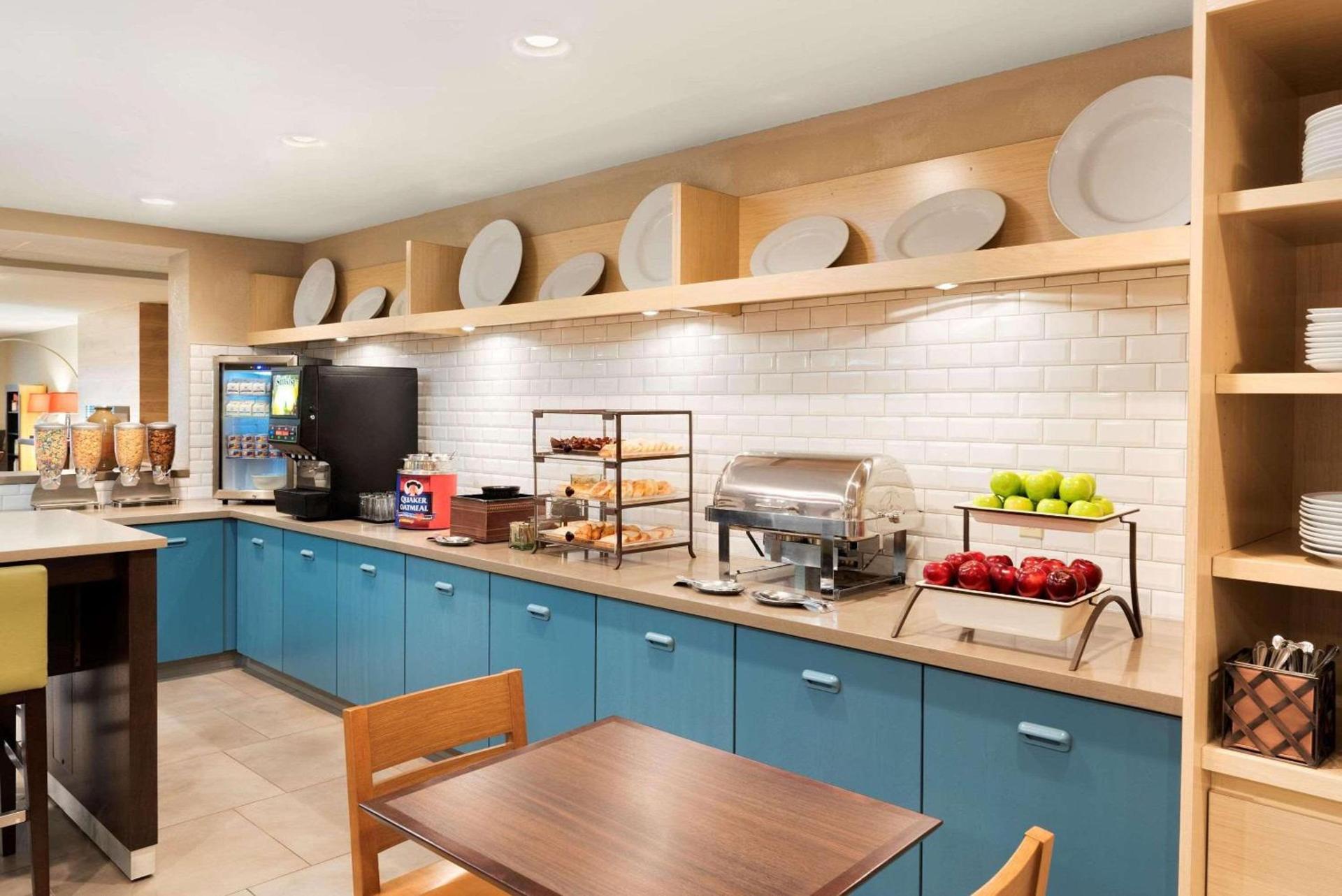 Country Inn & Suites by Radisson, Cedar Rapids Airport, IA photo 12